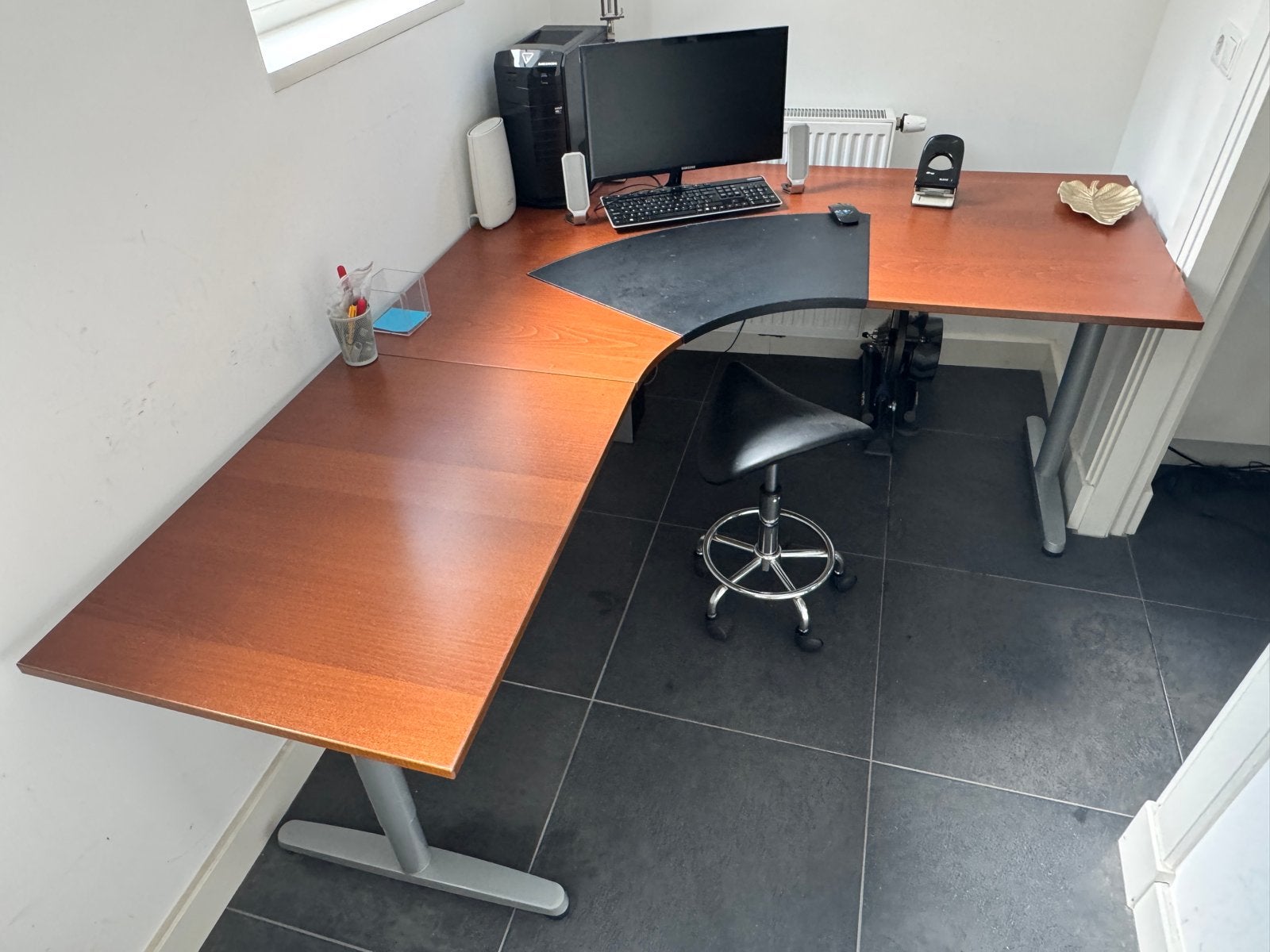 IKEA Hoekbureau Notenhoutkleur  (200 x 160 cm), Huis en Inrichting, Bureaus, Ophalen, Demontabel, Gebruikt, Spaanplaat of MDF