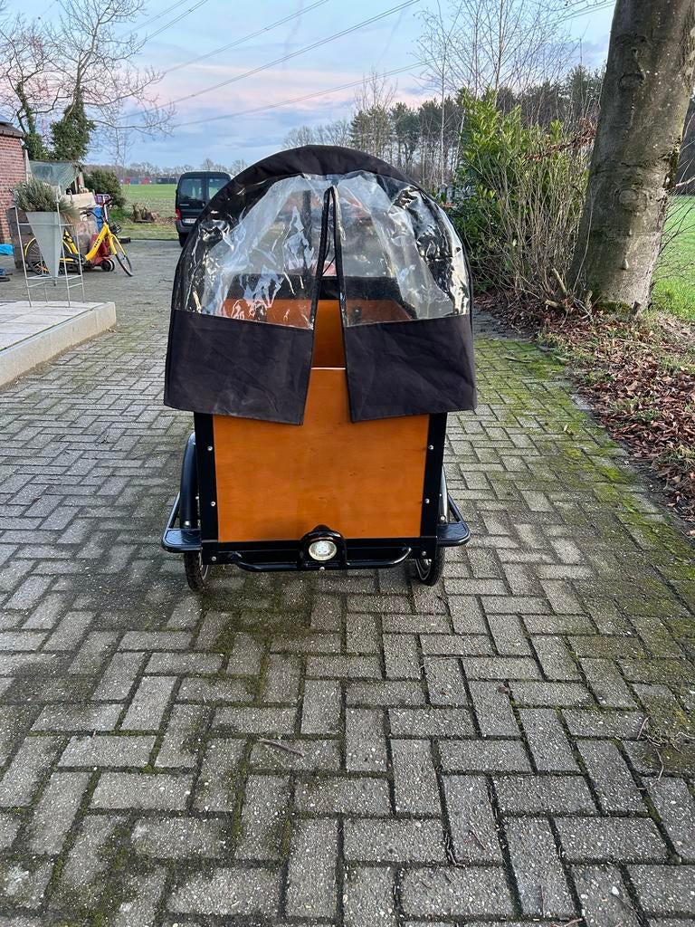 Bakfiets met huif - rits kapot, gaatje in de zeil, Elektrisch, Zo goed als nieuw, 2 kinderen, Trommelrem