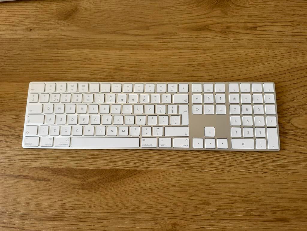Apple Magic Keyboard Numeriek Wit Bluetooth Draadloos A1843, Ophalen, Multimediatoetsen, Numeriek, Zo goed als nieuw