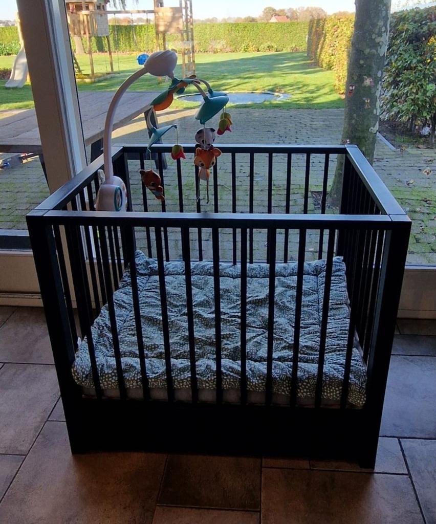 Zwarte box met lade + matras,kleed,hoeslaken en boxmobiel, Ophalen, Gebruikt, Boxkleed