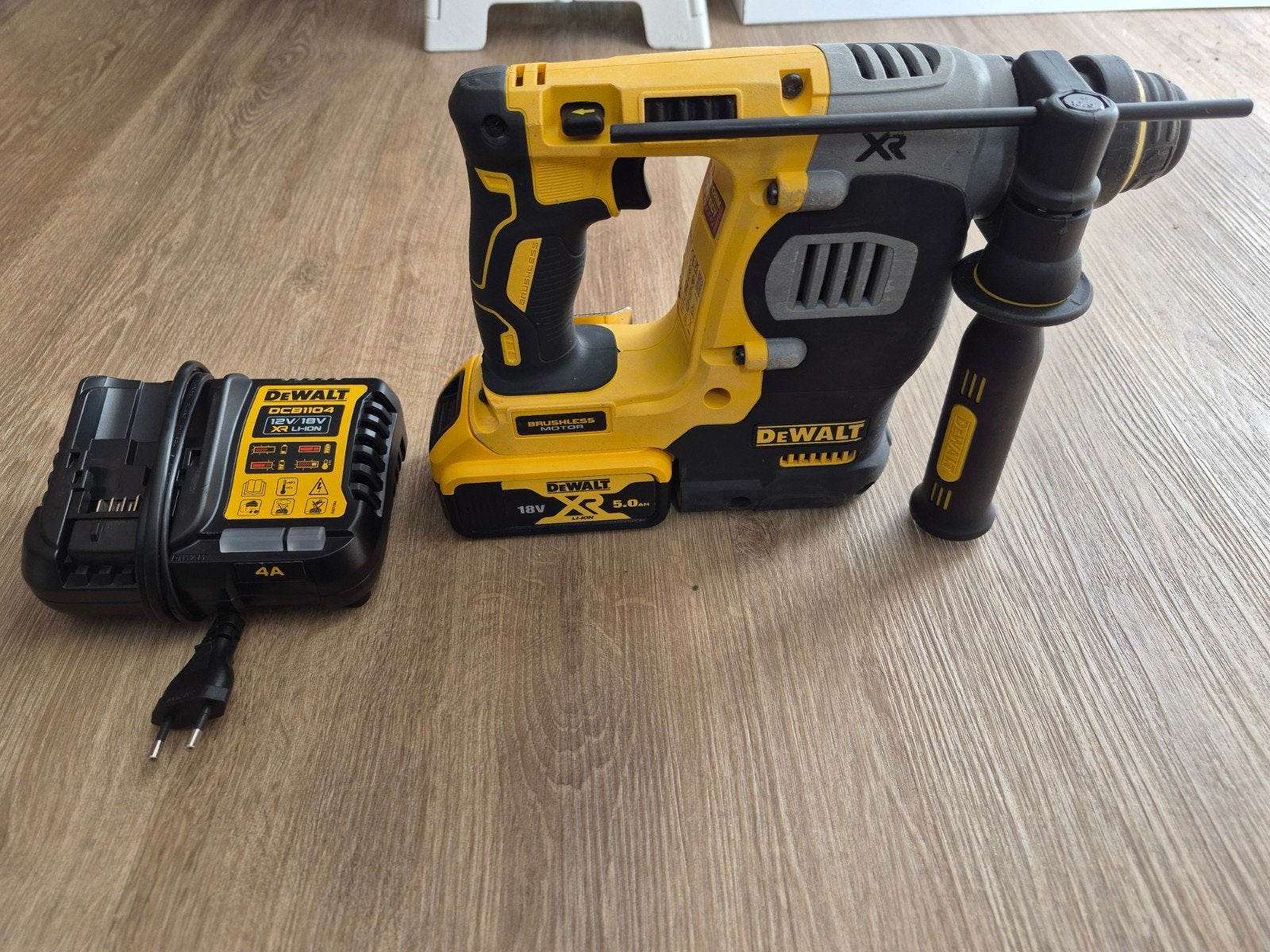 DeWalt DCH273 Boorhamer met 5Ah accu en lader z.g.a.n., 600 watt of meer, Boor- en/of Breekhamer, Ophalen of Verzenden, Zo goed als nieuw
