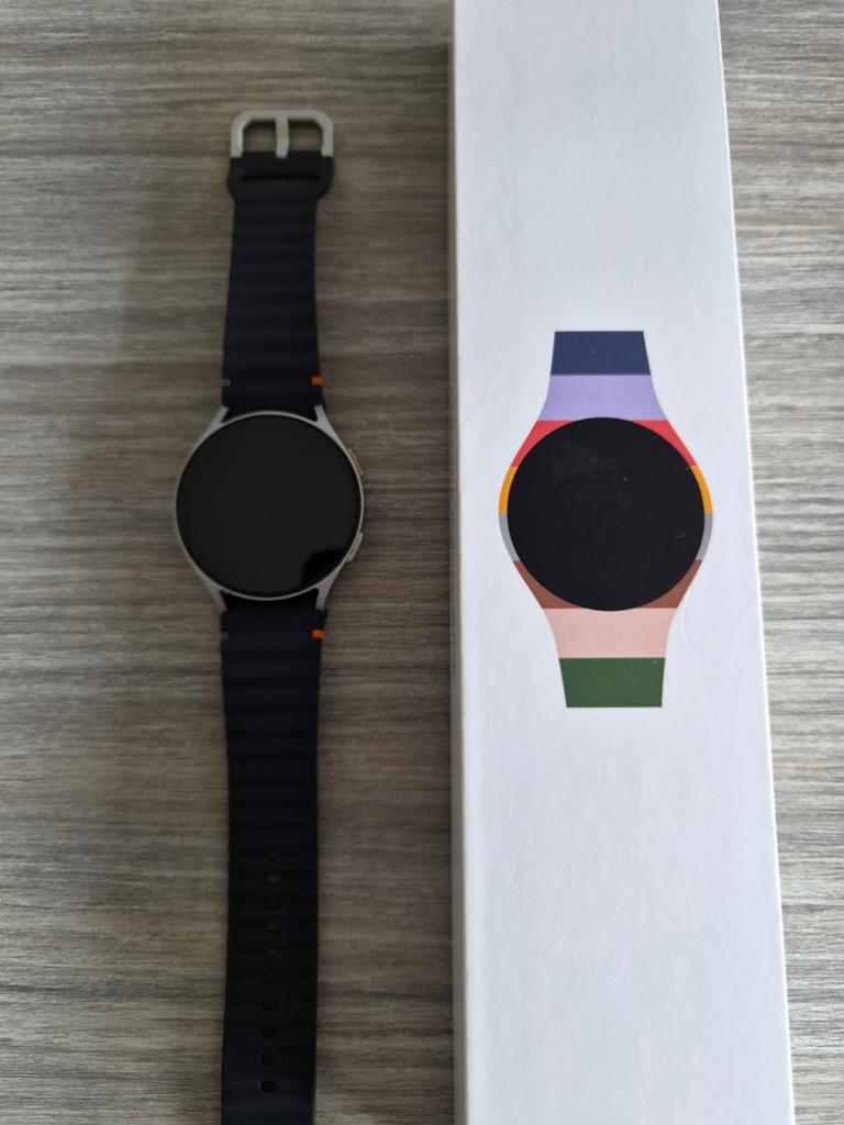 Samsung Galaxy Watch 7 44mm .incl Oranje bandje leuk voor WK, GPS, Zwart, Ophalen of Verzenden, Zo goed als nieuw