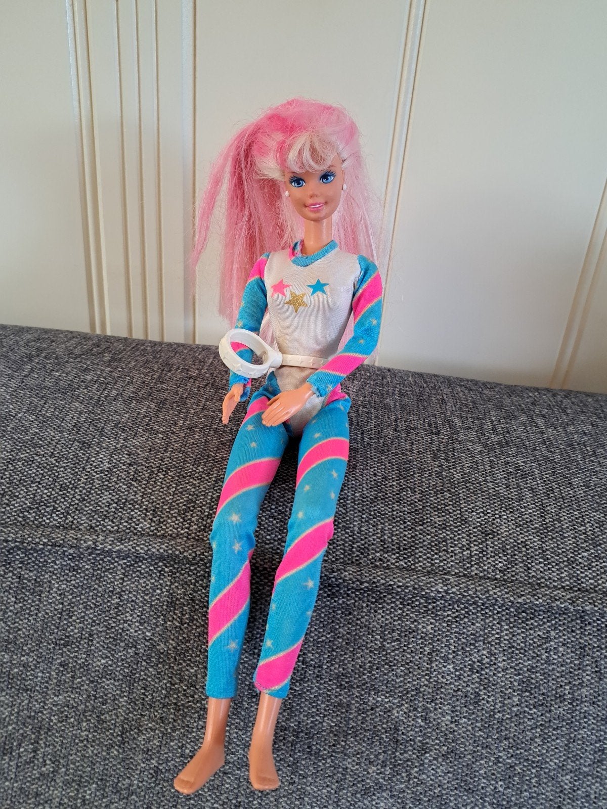 3.  Vintage Barbie 1993 met roze haar en sterrenpak, Verzamelen, Poppen, Ophalen of Verzenden, Gebruikt, Fashion Doll