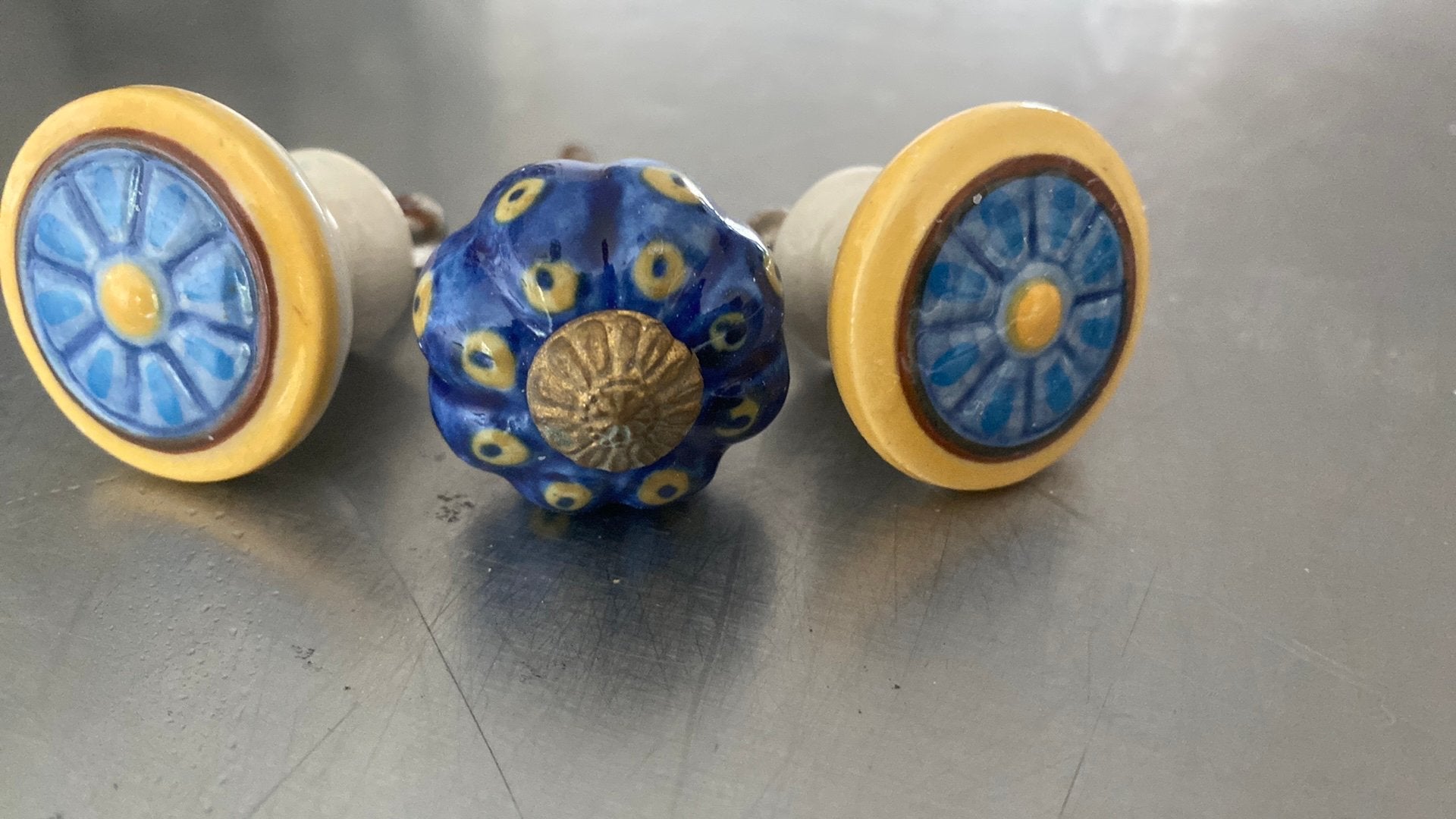 3 porceleinen  knopjes, Ophalen of Verzenden, Zo goed als nieuw