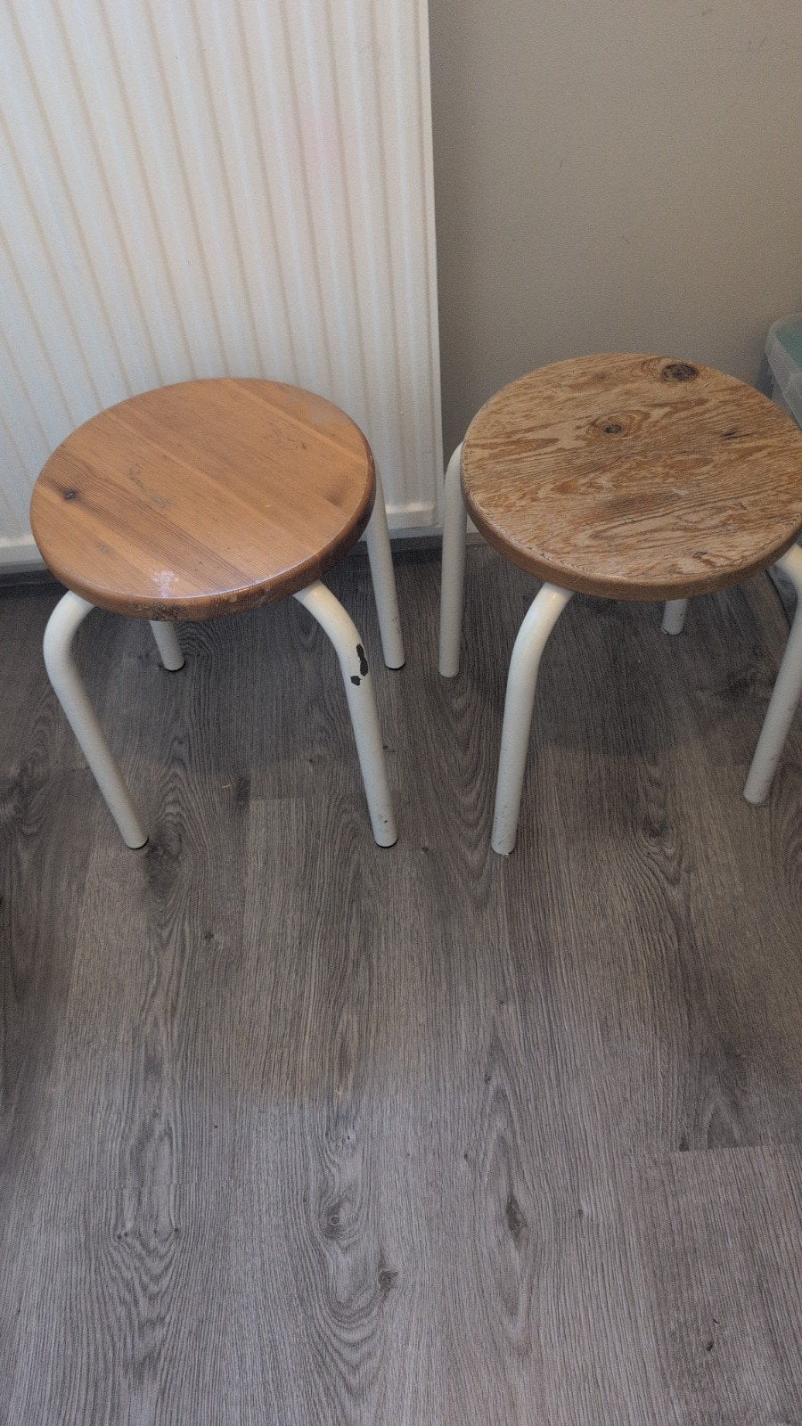 Twee houten krukjes met metalen poten, Huis en Inrichting, Ophalen, Gebruikt, Hout