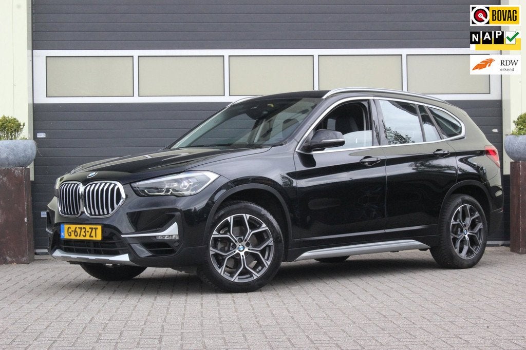 BMW X1 SDrive18i High Executive Edition | Trekhaak | Facelif, Gebruikt, Zwart, 19 km/l, 3 cilinders