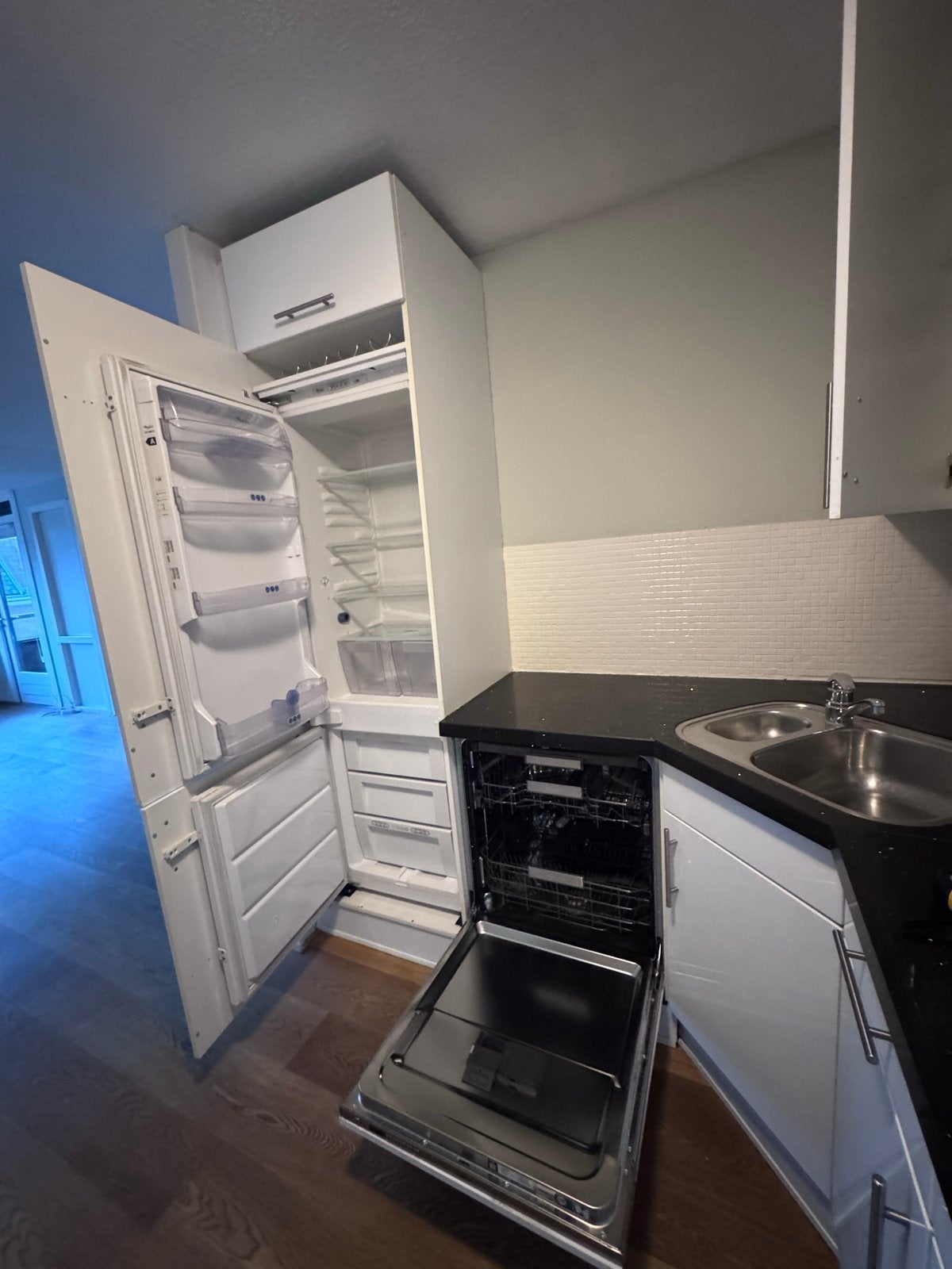 Complete hoogglans witte keuken met apparatuur en grijs blad, Huis en Inrichting, Keuken | Complete keukens, Ophalen, Gebruikt