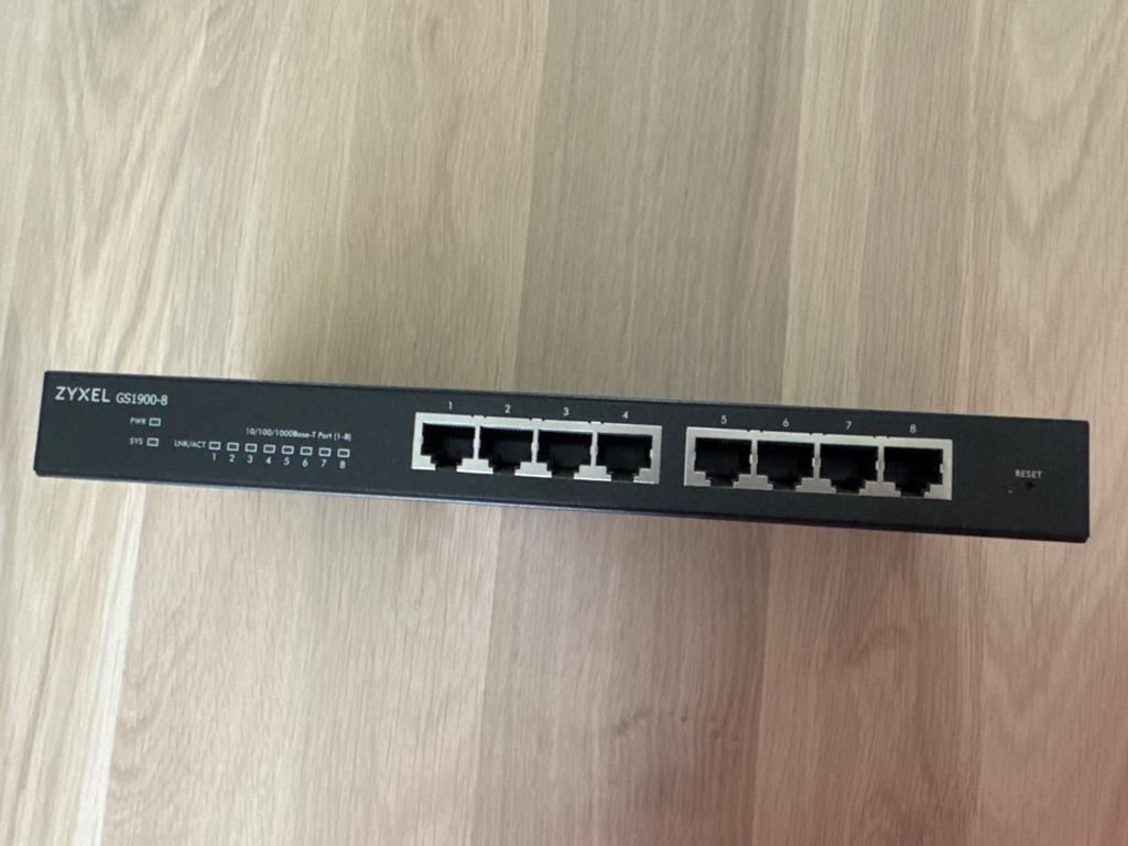 Zyxel GS1900-8 8-poorts Gigabit Ethernet Switch, Computers en Software, Netwerk switches, Ophalen of Verzenden, Zo goed als nieuw