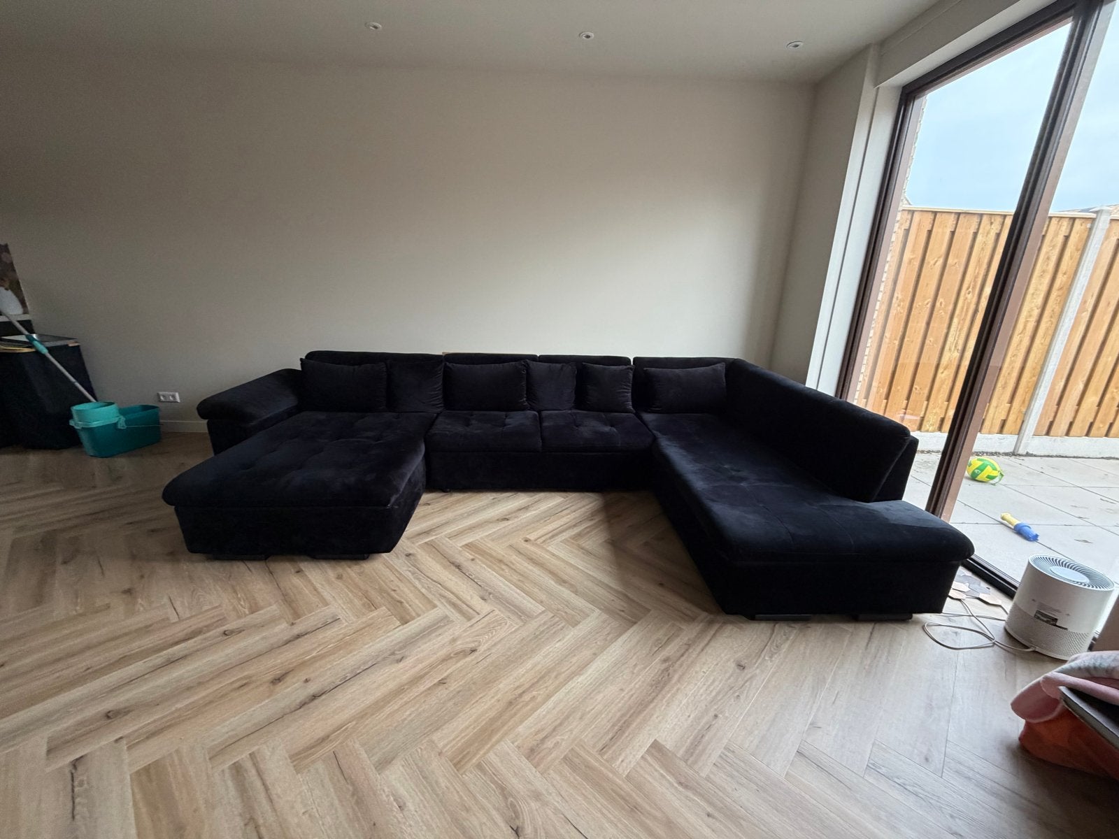 Mooie zwarte velours hoekbank van Meubella, Ophalen, Hoekbank, 300 cm of meer, Zo goed als nieuw