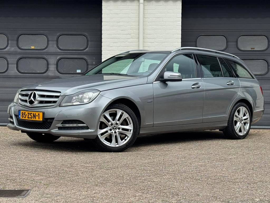 Mercedes-Benz C-Klasse C180 NWE DISTRIBUTIE TREKHAAK STOELVE, Auto's, Mercedes-Benz, Automaat, 1800 kg, Zwart, Navigatiesysteem