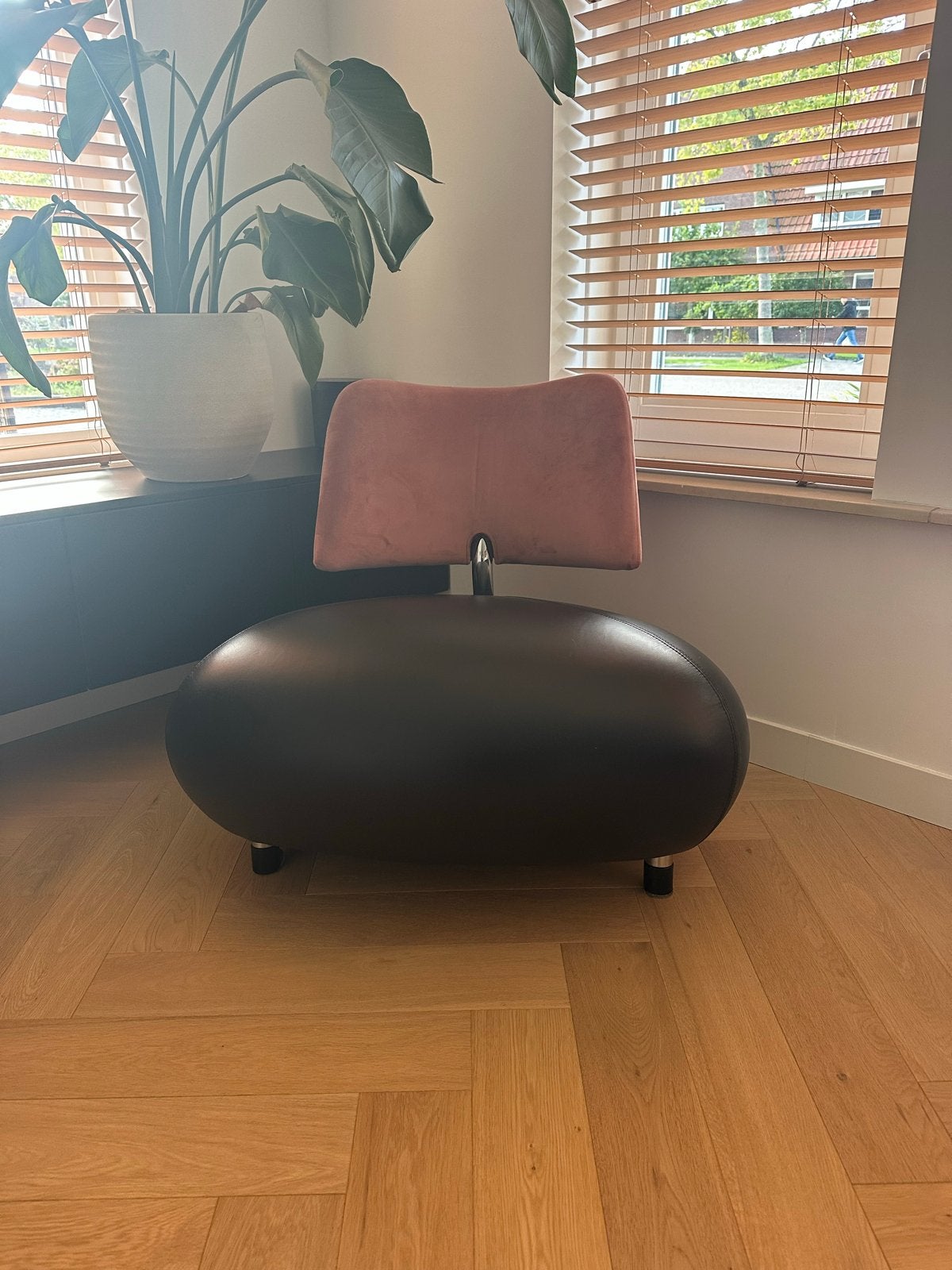 Leolux Pallone fauteuil - Zwart leer met oud roze, Ophalen, Overige kleuren, Leer, Zo goed als nieuw