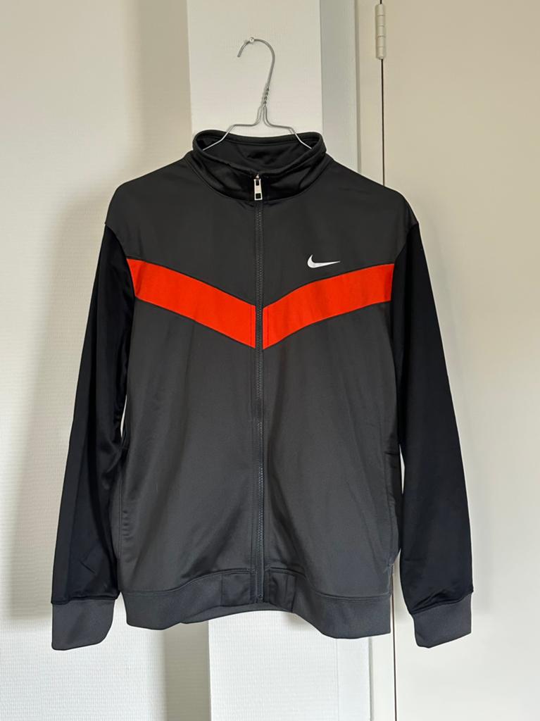 Nike trainingspak maat 158 / 170, Ophalen of Verzenden, Zo goed als nieuw, Jongen of Meisje, Sport- of Zwemkleding