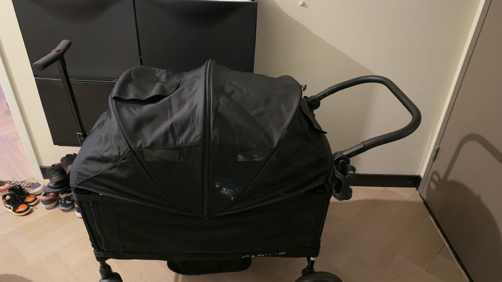 Cabino Waggie zwart met regenhoes – zo goed als nieuw!, Kinderen en Baby's, Ophalen, Zo goed als nieuw, Regenhoes