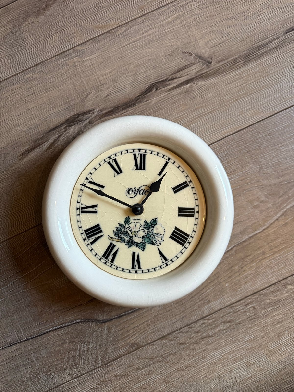 Vintage wandklok met bloemmotief - Orfac, Ophalen of Verzenden