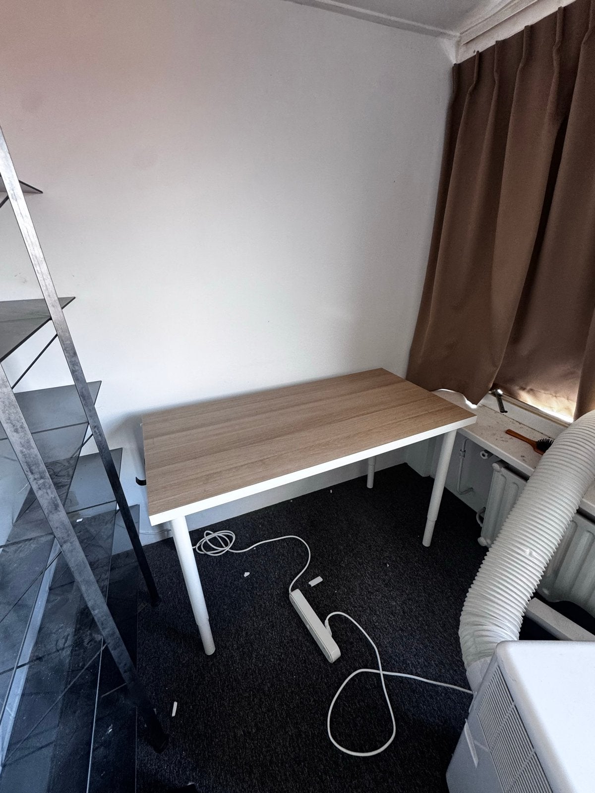Gratis Modern bureau met houtlook blad en wit metalen poten, Ophalen, Gebruikt, Hout, Bruin