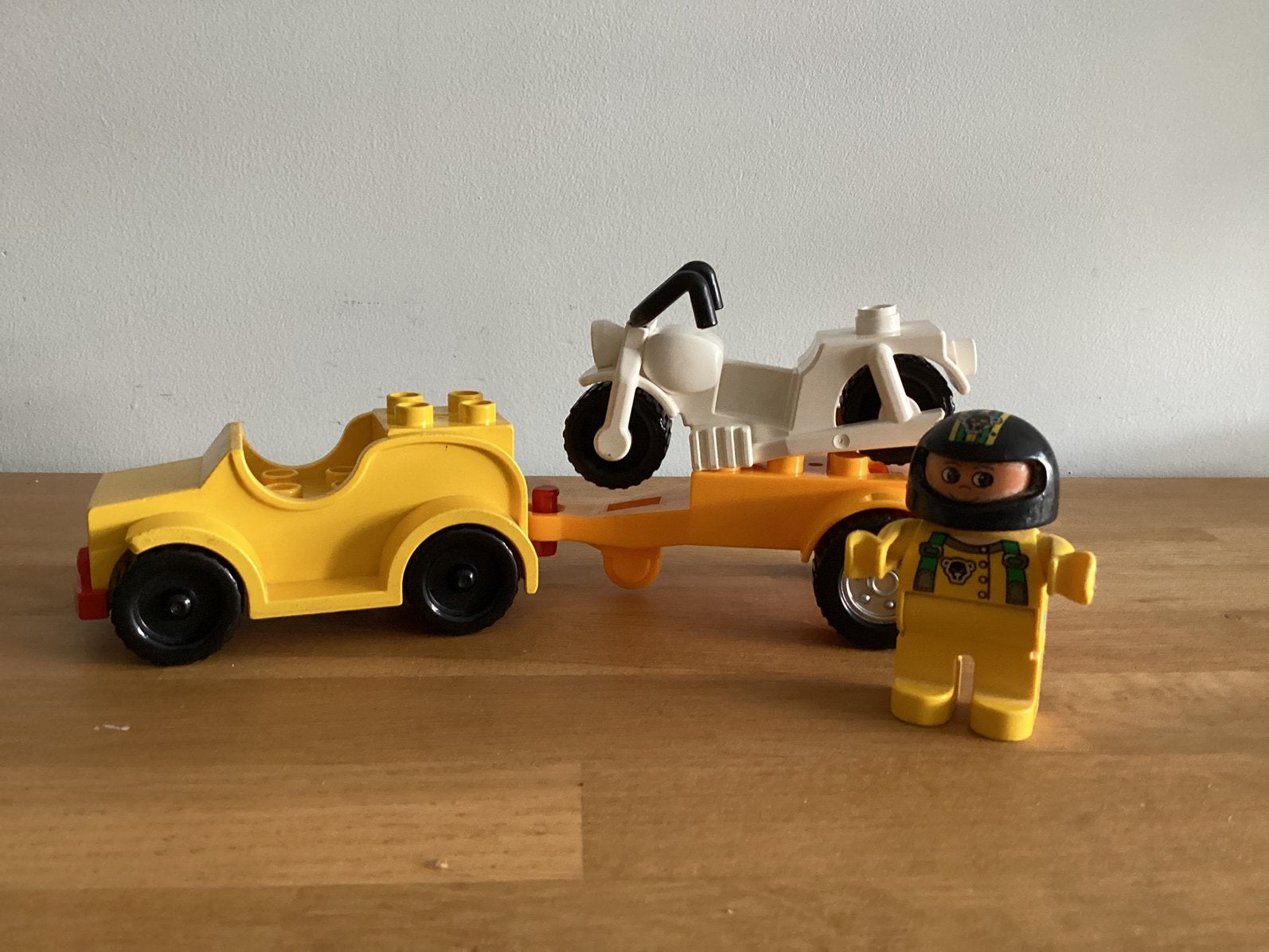 Duplo auto + aanhanger met motor + figuurtje met helm, Kinderen en Baby's, Speelgoed | Speelgoedvoertuigen, Ophalen of Verzenden
