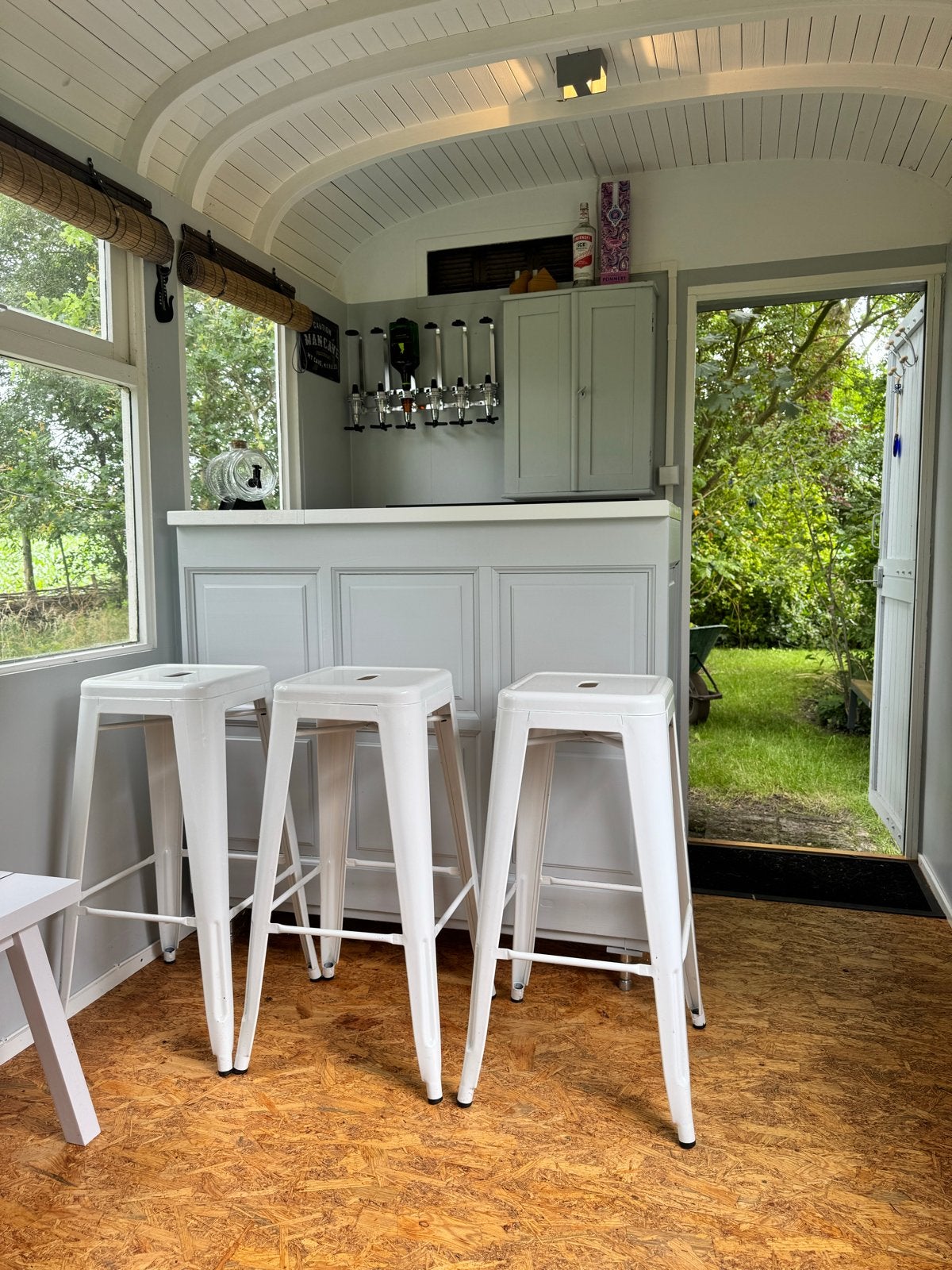 Complete Mancave Bar met krukken, flessenrek & evt. koelkast, Huis en Inrichting, Barren, Ophalen, Zo goed als nieuw, Inclusief barstoelen