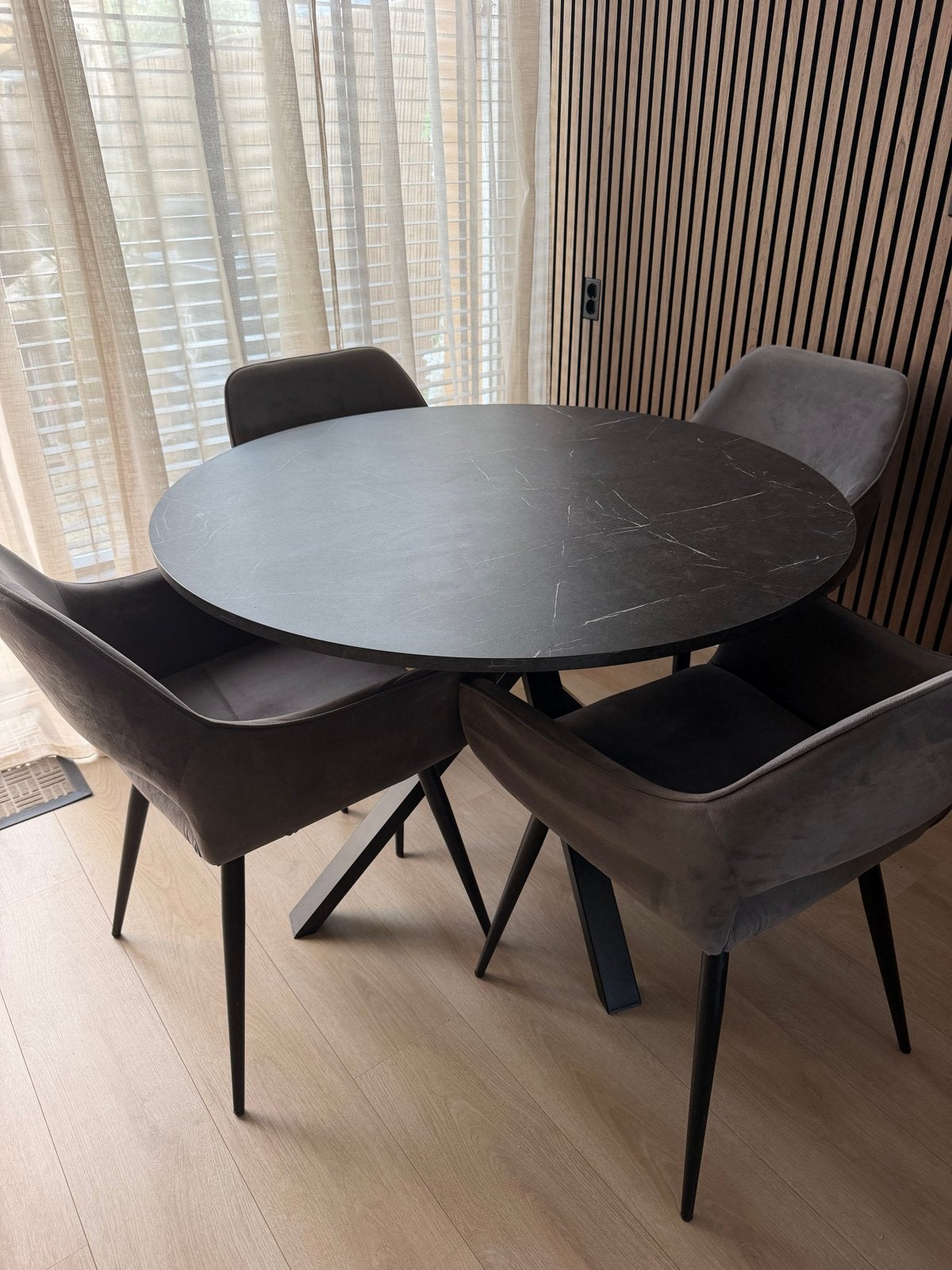 eethoek: marmerlook tafel met 4 grijze velvet stoelen, Ophalen, Zo goed als nieuw, 4 tot 6 stoelen