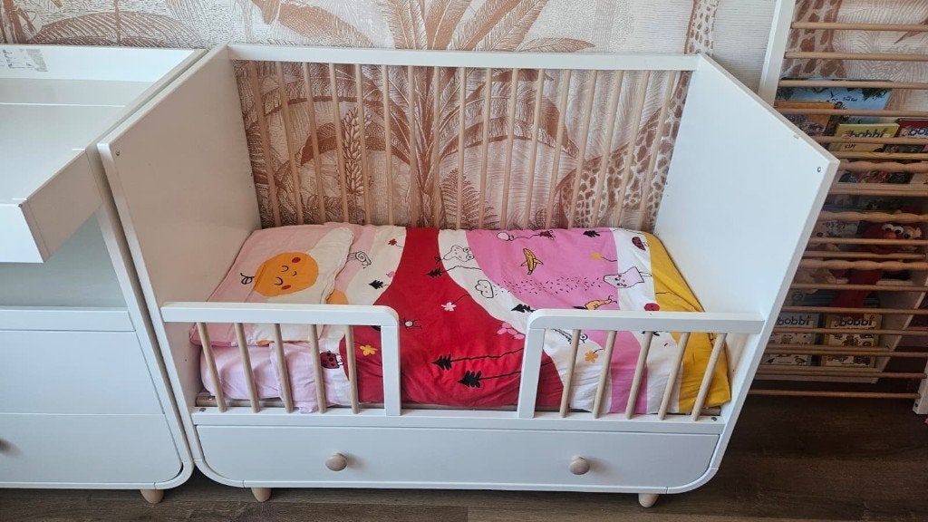 IKEA Myllra Babykamer: Bed, Commode, Kast + Matras, Kinderen en Baby's, Kinderkamer | Complete kinderkamers, Ophalen, Gebruikt