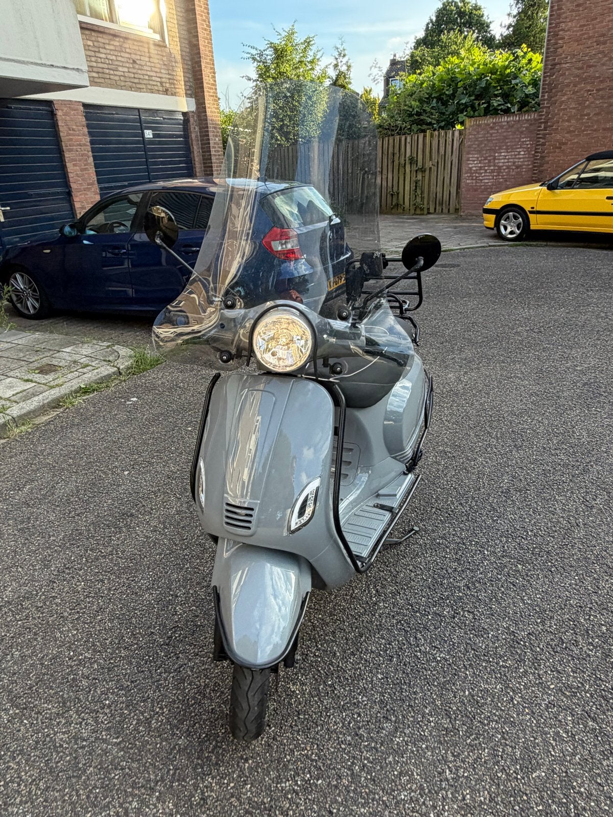 AGM / vespa lookalike  - Zo goed als nieuw, Fietsen en Brommers, Snorfietsen en Snorscooters, Ophalen of Verzenden, Zo goed als nieuw