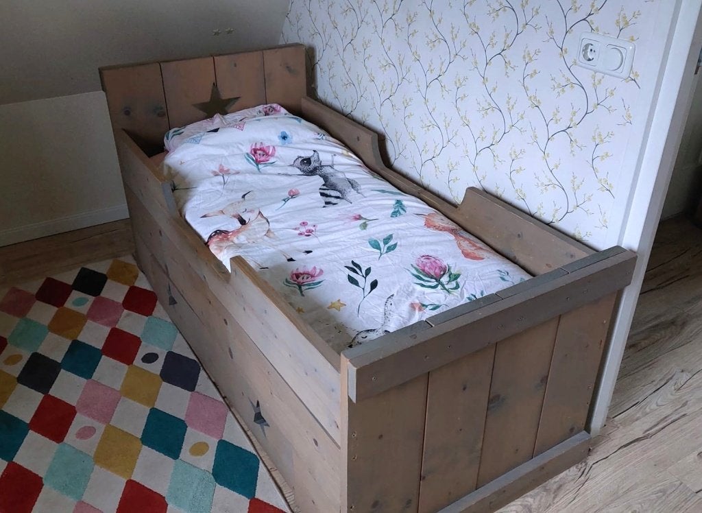 Solide kleuterbed van Steigerhout met matras én beddengoed, Kinderen en Baby's, Kinderkamer | Bedden, Gebruikt, 70 tot 85 cm, 160 tot 180 cm