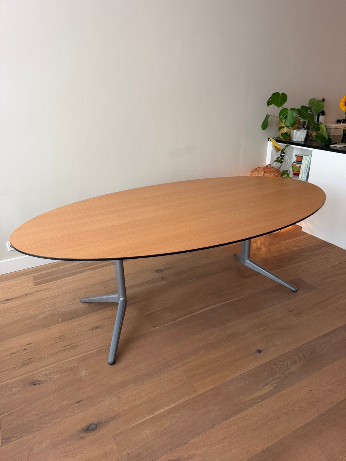 Ahrend 22 ovale design eettafel / vergadertafel, Ophalen, 100 tot 150 cm, 200 cm of meer, Zo goed als nieuw