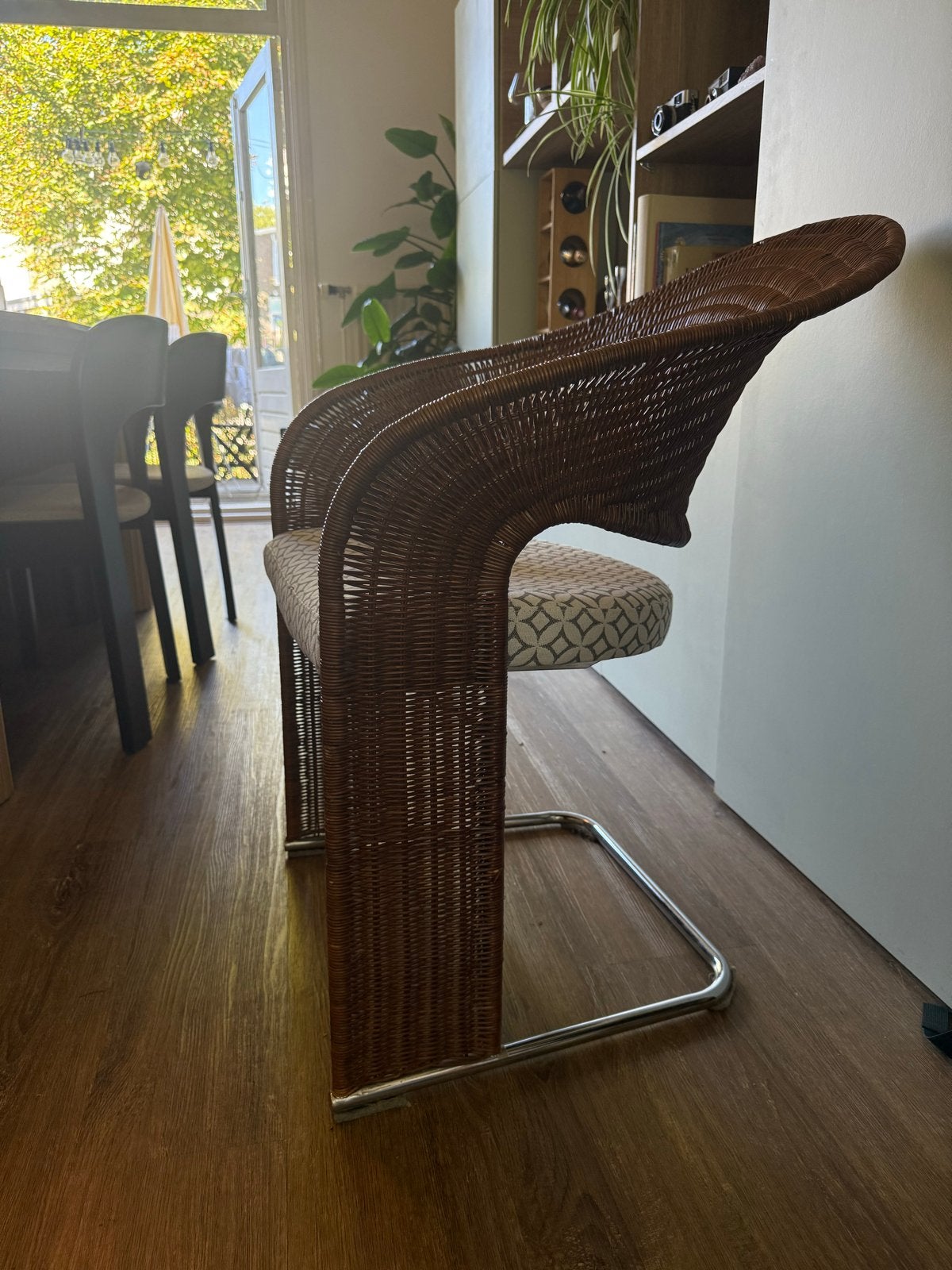 2 Rotan eetkamerstoelen met chroom onderstel, Ophalen, Gebruikt, Twee, Bruin