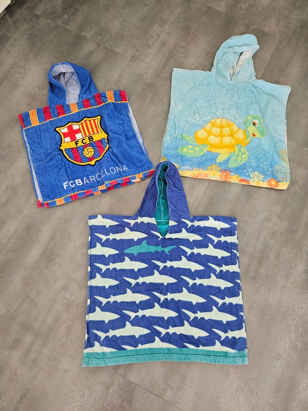 3x Kinder Poncho Handdoek: FC Barcelona, Haai & Schildpad, Ophalen of Verzenden, Gebruikt, Diverse, Jongetje of Meisje