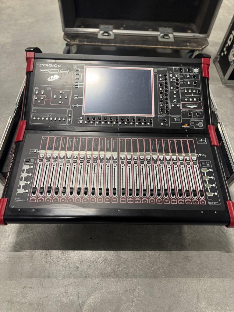 DiGiCo SD9 Core2 incl. D-Rack & flightcase, Muziek en Instrumenten, Mengpanelen, Gebruikt, 20 kanalen of meer, Microfooningang