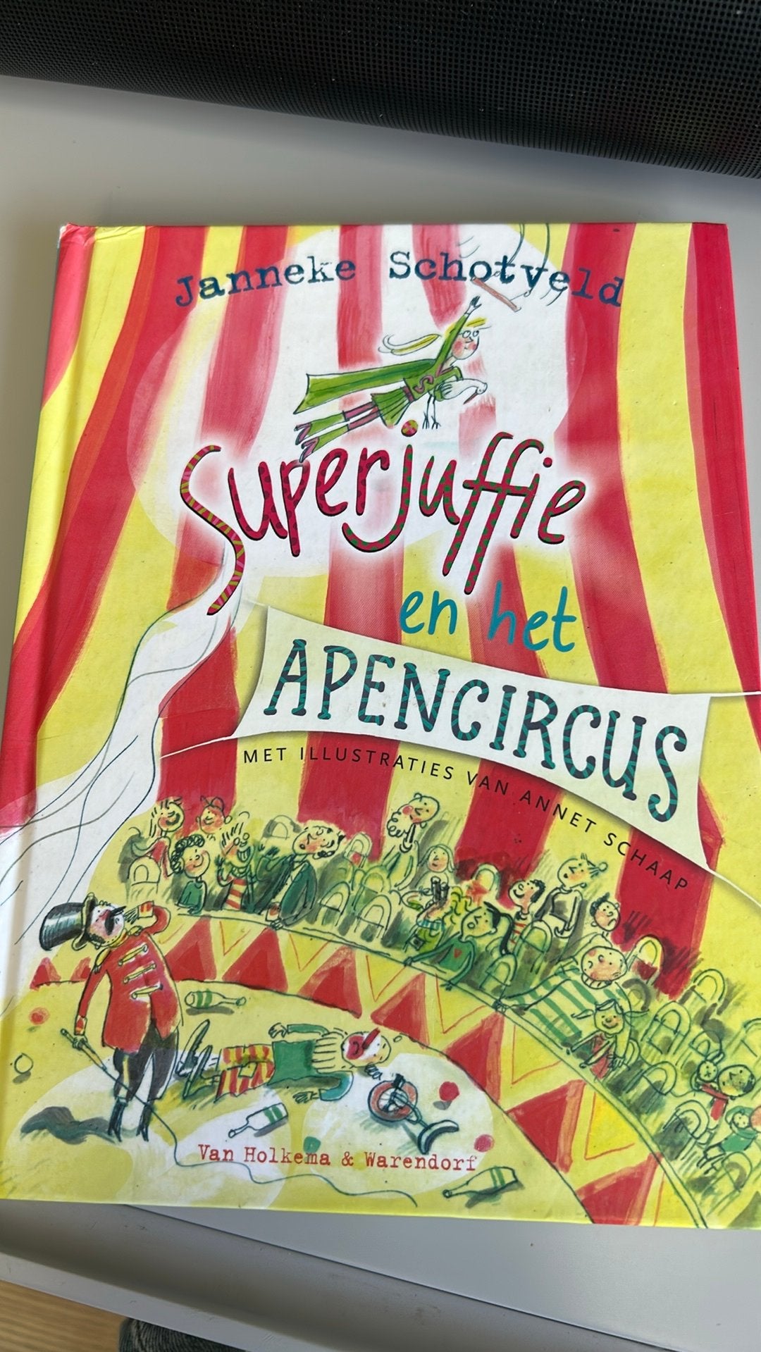 Superjuffie en het Apencircus - Janneke Schotveld, Boeken, Kinderboeken | Jeugd | onder 10 jaar, Ophalen of Verzenden, Zo goed als nieuw
