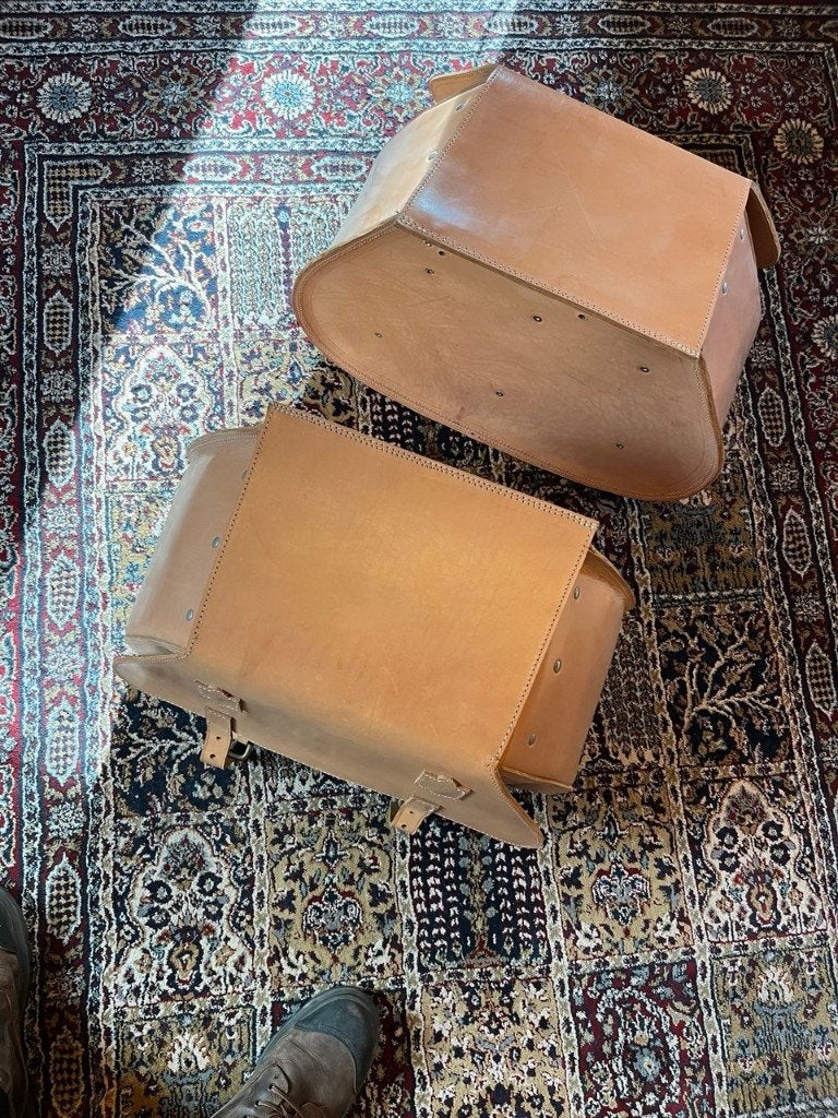 zware stevige leer lederen tassen zijtassen., Antiek en Kunst, Ophalen of Verzenden