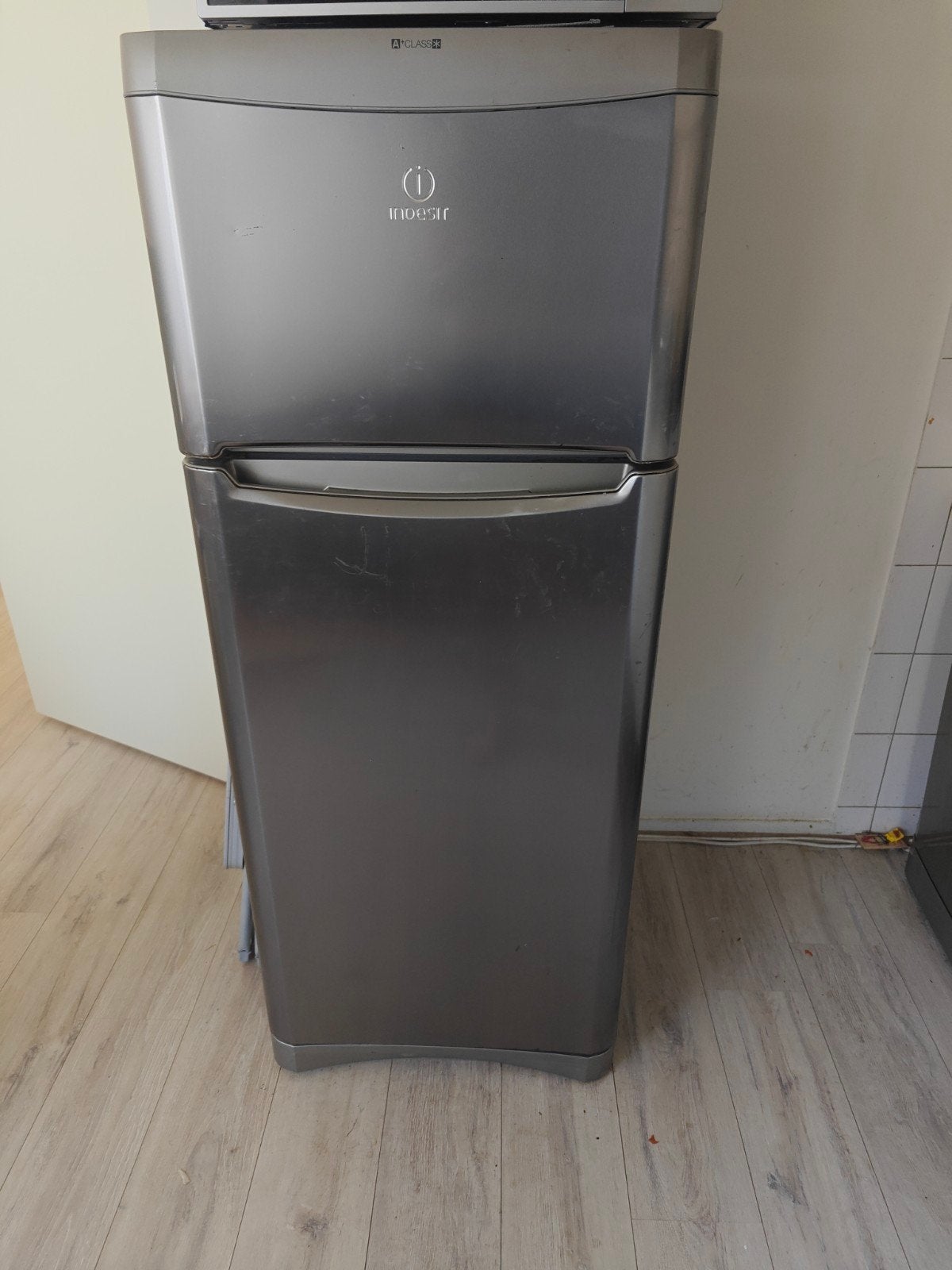 Indesit Koel-vriescombinatie - Grijs, Energieklasse A, Ophalen, 150 tot 200 liter, Gebruikt, Met aparte vriezer