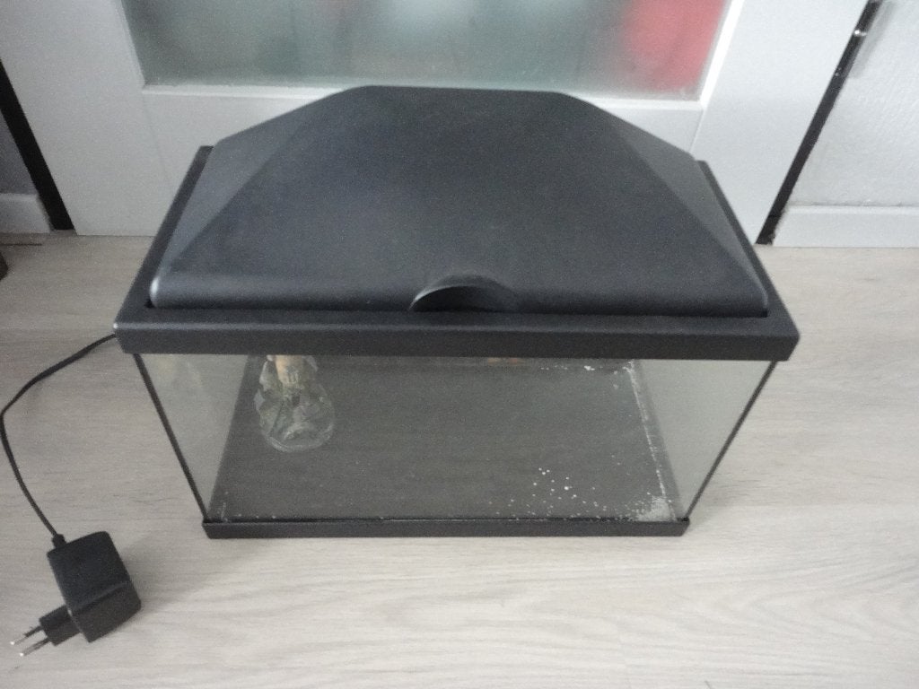 TE KOOP AQUARIUM   /ZWART MET DEKSEL/40X25X23, Ophalen, Inclusief deksel, Gebruikt, Leeg aquarium