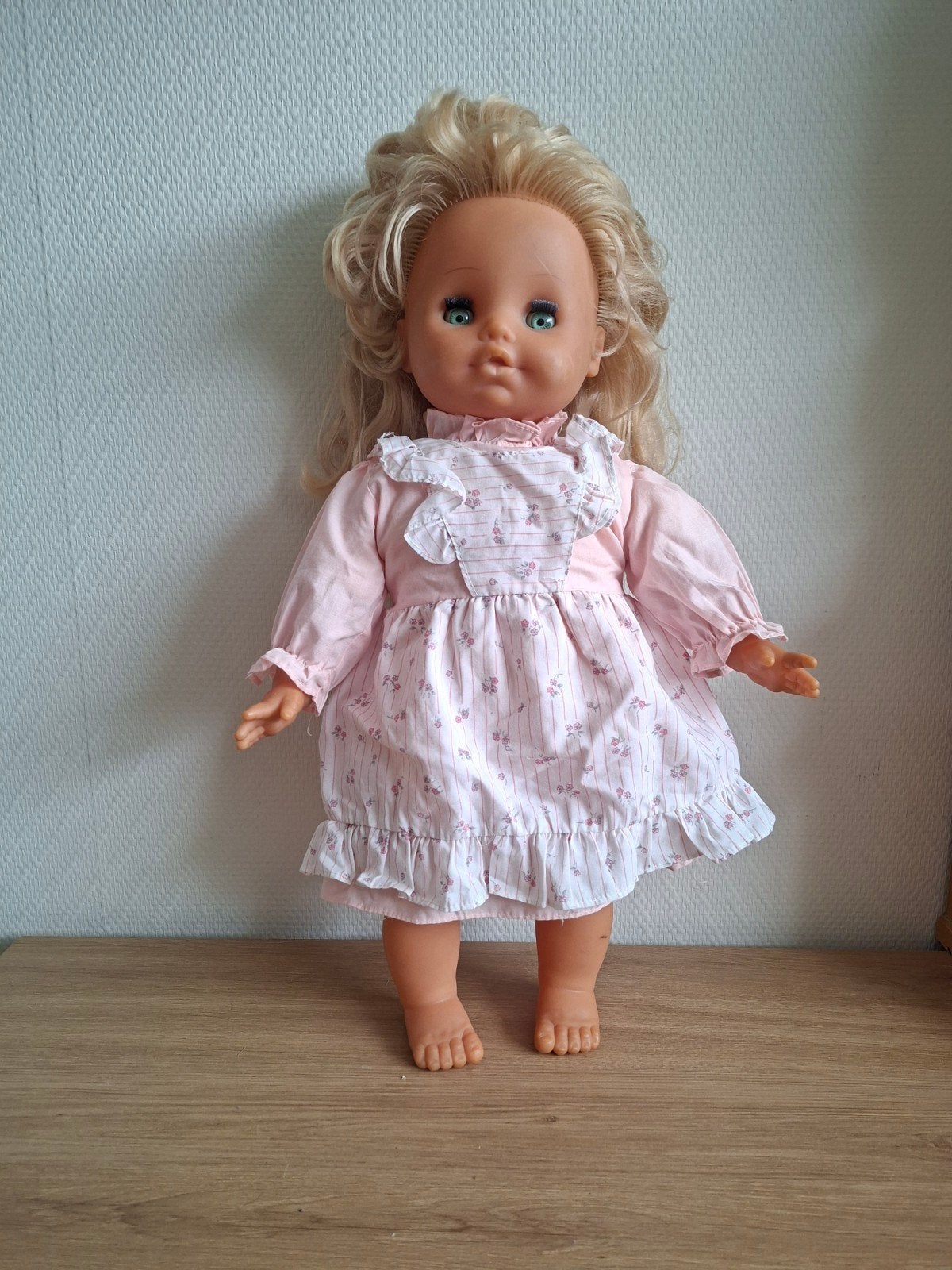 Vintage Babypop met Blond Haar en Roze Jurk, Ophalen of Verzenden, Gebruikt, Babypop