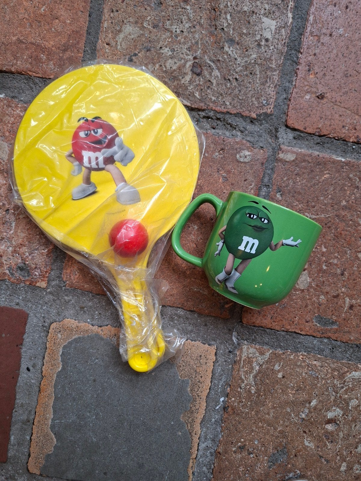 grote mok M&M Schatje en 2 strandtennisbatjes, Verzamelen, Merken en Reclamevoorwerpen, Ophalen of Verzenden, Gebruiksvoorwerp