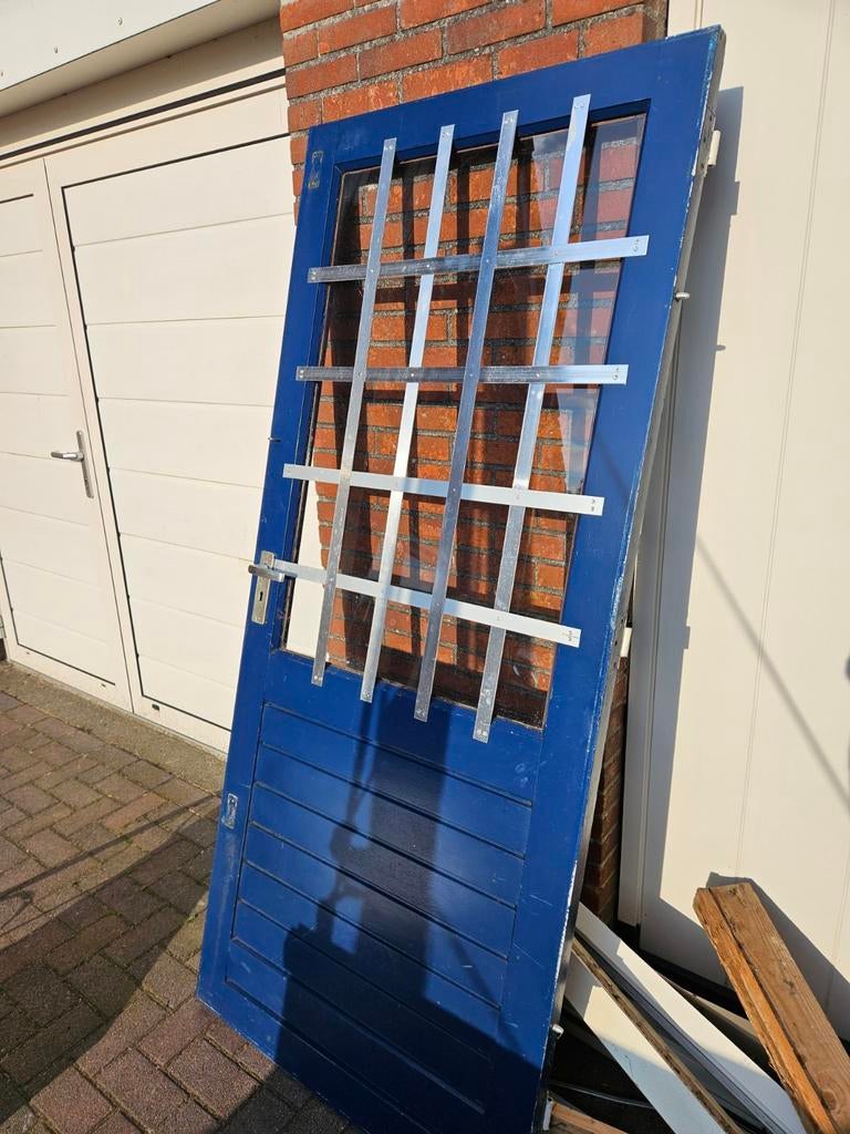 Blauwe buitendeur met glas en tralies 3x. En een afdakje., Doe-het-zelf en Verbouw, Deuren en Horren, Gebruikt, 80 tot 100 cm