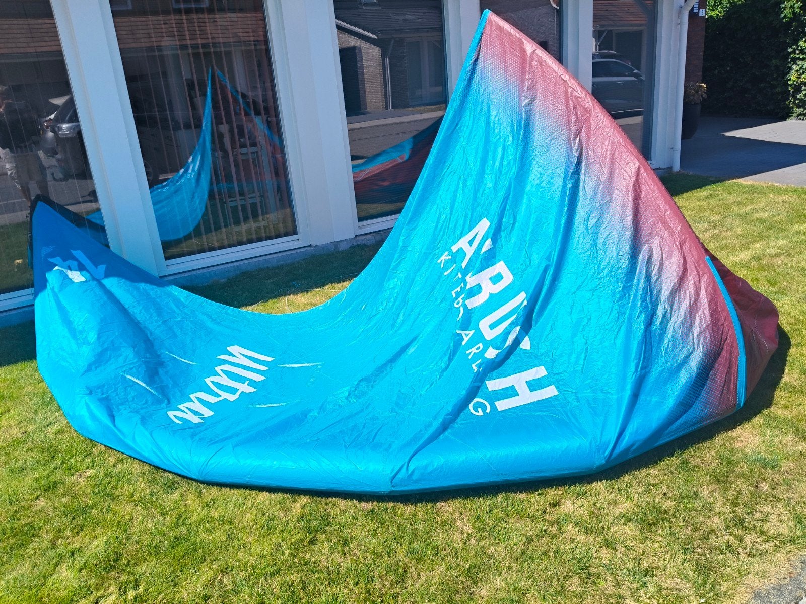 Airush V4 Kite 14m uit 2023 met bar - Zo goed als nieuw, Watersport en Boten, Bar, Geen board, Ophalen of Verzenden, Zo goed als nieuw