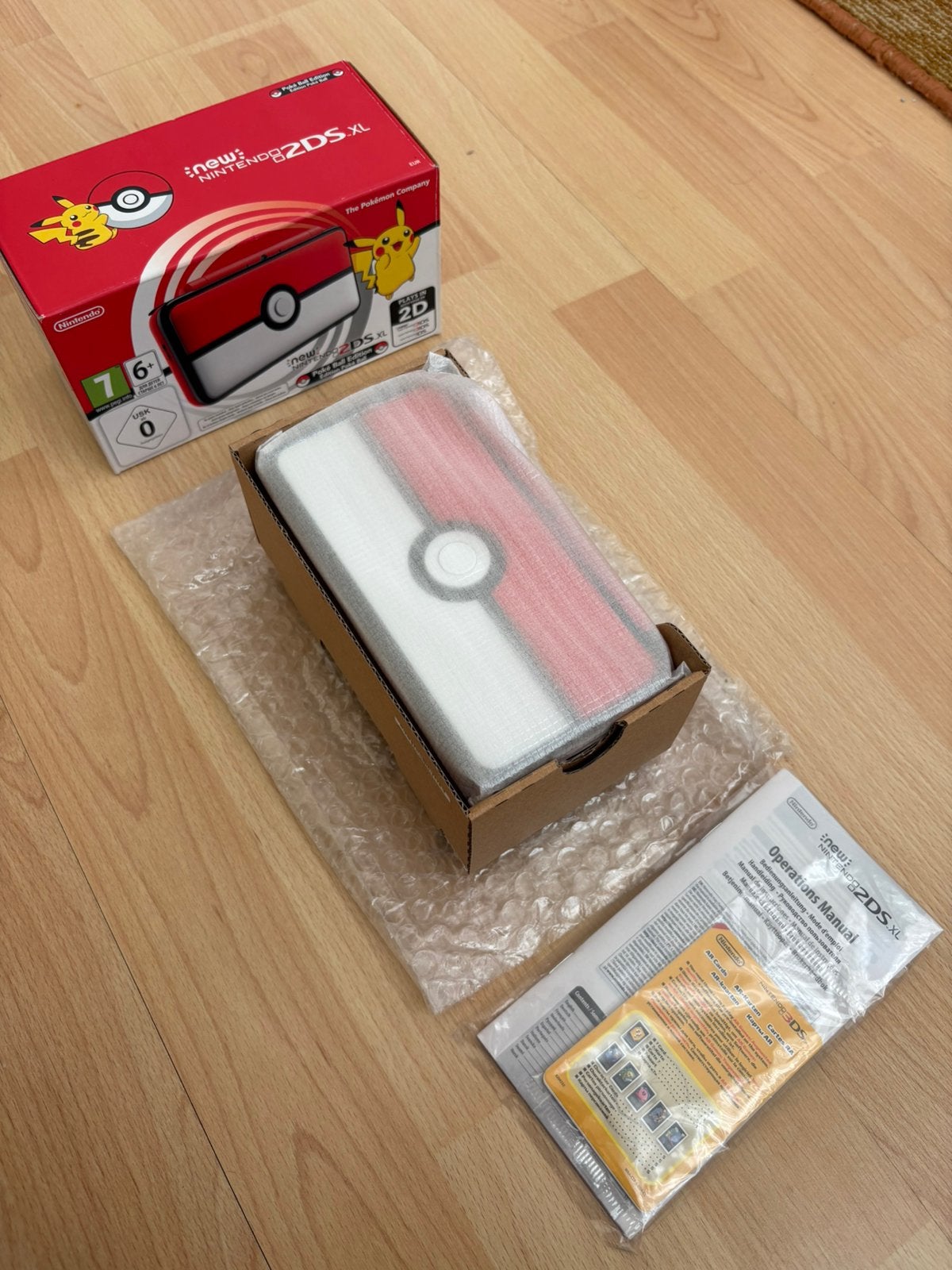 New Nintendo 2DS XL Pokeball Edition - NIEUW - CIB, Spelcomputers en Games, Spelcomputers | Nintendo 2DS en 3DS, Ophalen of Verzenden