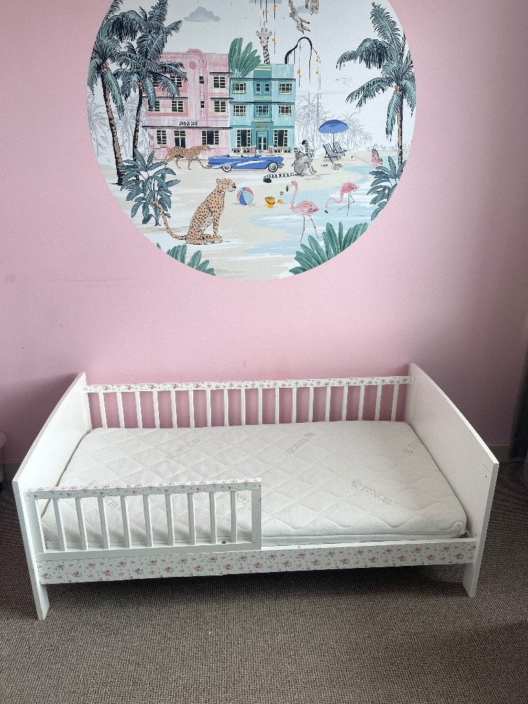 Vintage peuterbed Kinderbed met bloemendessin, Kinderen en Baby's, Kinderkamer | Bedden, Ophalen, Gebruikt, 70 tot 85 cm, 140 tot 160 cm