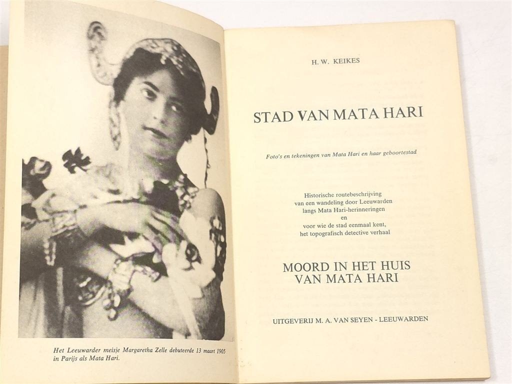 Stad van Mata Hari — Wandelgids door Leeuwarden, Ophalen of Verzenden, Gelezen