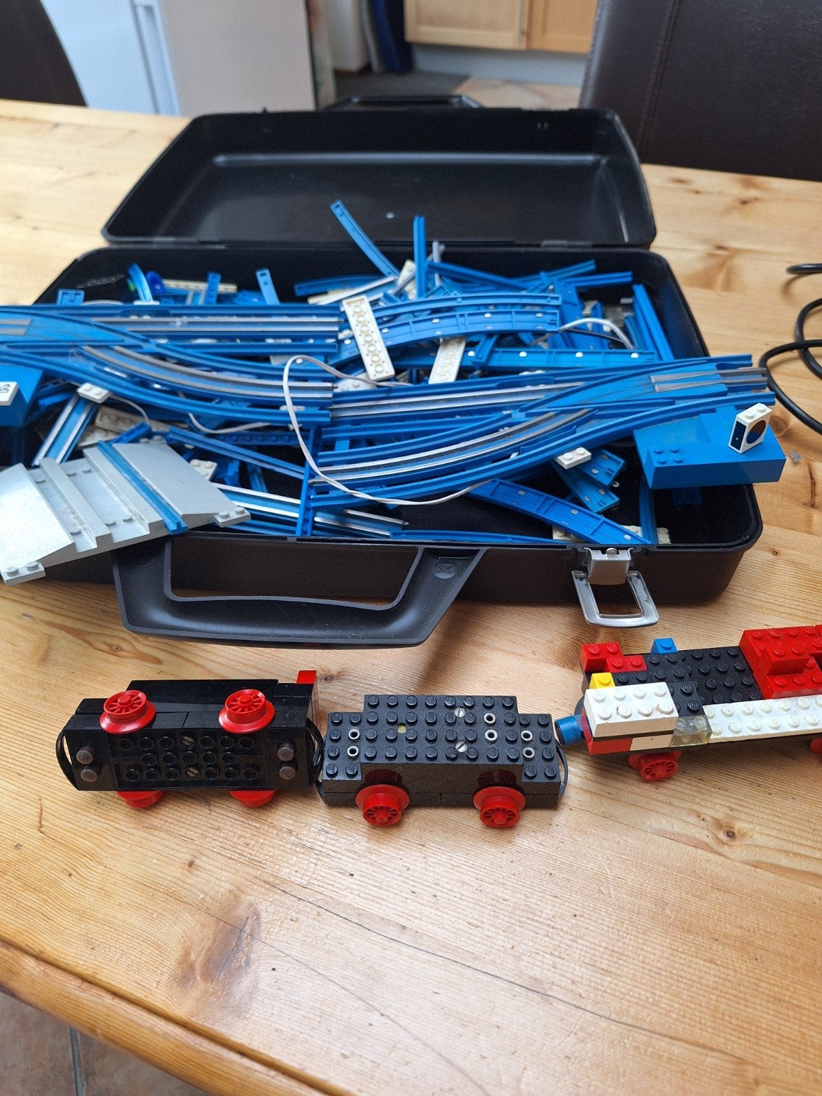 Grote partij LEGO treinrails met wagons in koffer, Ophalen, Gebruikt, Overige thema's, Lego
