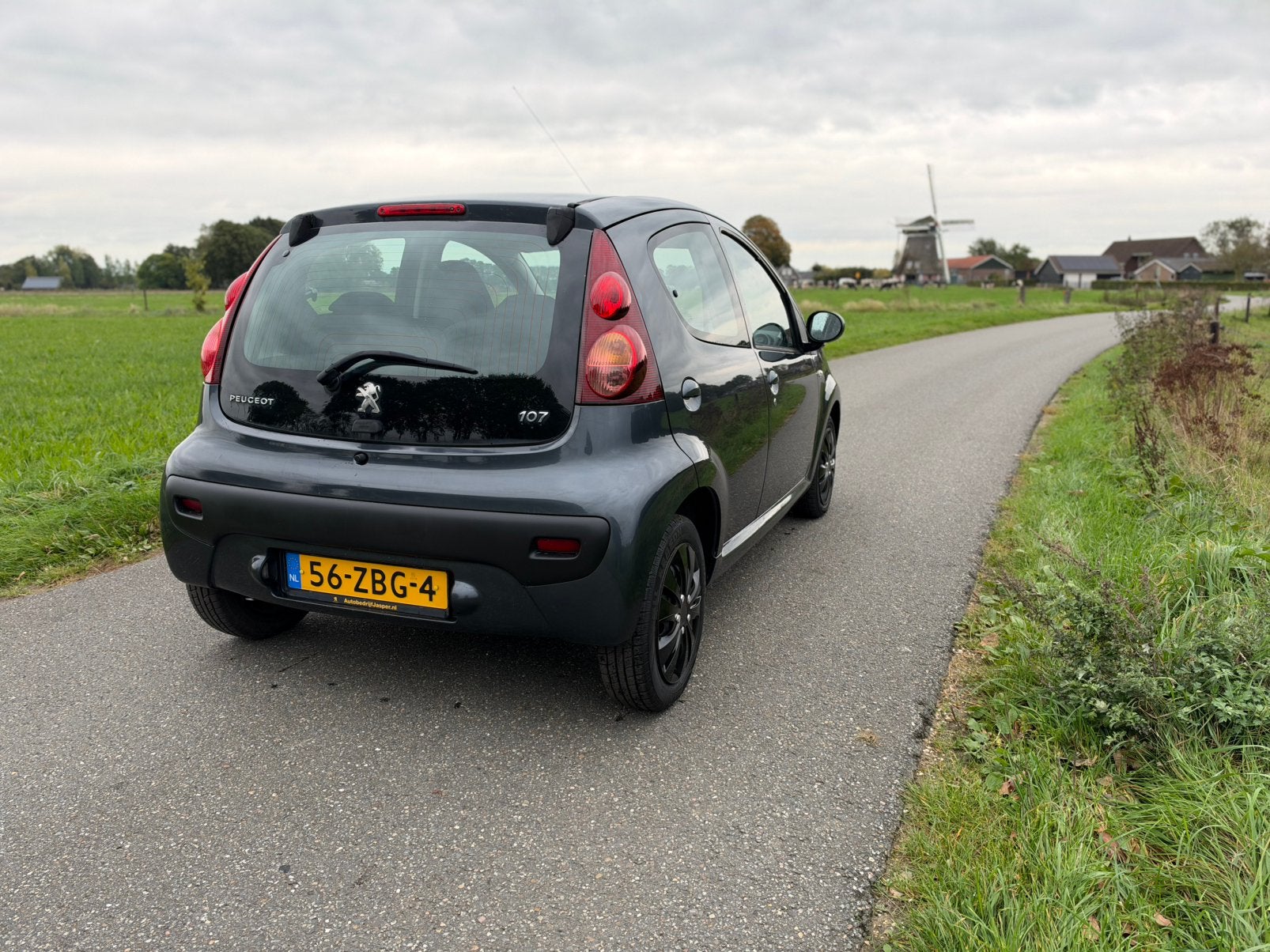 Peugeot 107 1.0 12V 5DR 2012 Grijs, Auto's, Voorwielaandrijving, 4 stoelen, Origineel Nederlands, Bedrijf