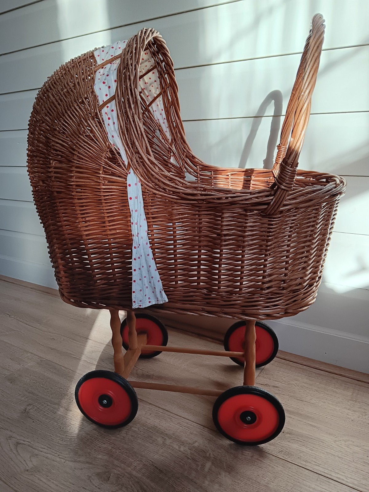 Vintage rieten poppenwagen met bekleding, Ophalen, Zo goed als nieuw, Babypop