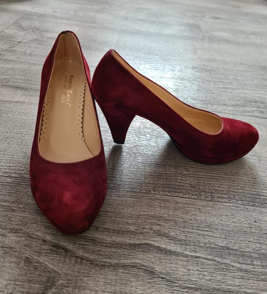 Rode Suède hakken NIEUW!, Ophalen of Verzenden, Nieuw, Rood