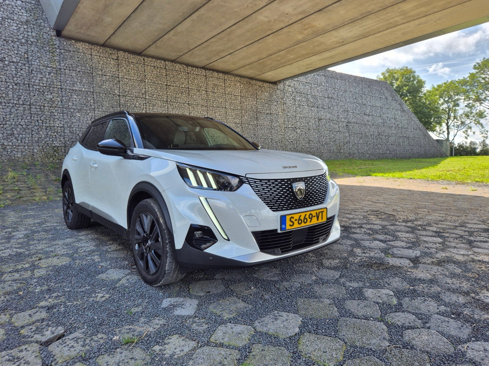 Peugeot e-2008 GT 50kWh 3-Fase Extra garantie en vol opties, Auto's, Dealer onderhouden, 136 pk, Lichtsensor, Wit