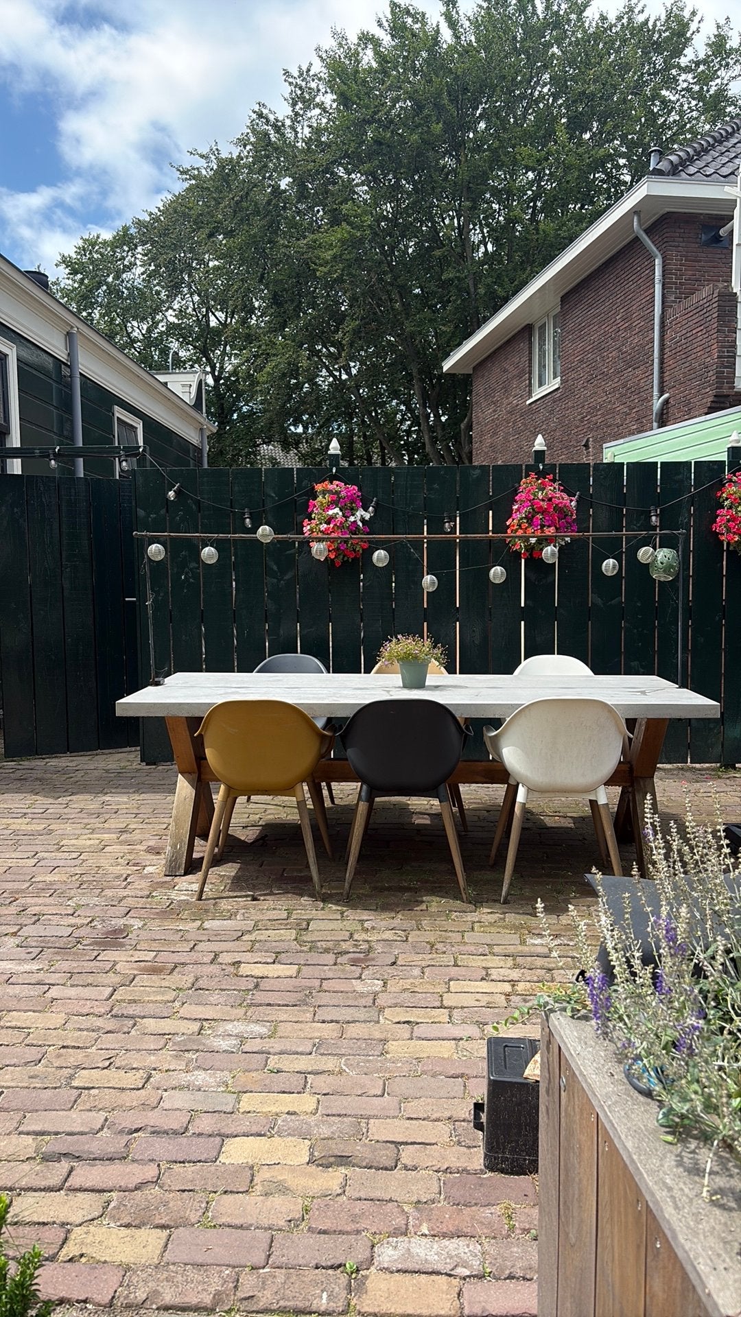 Tuinset: Tafel (2.40x1m) met 6 stoelen (wit, geel, zwart), Ophalen, Overige materialen, Gebruikt, Eettafel