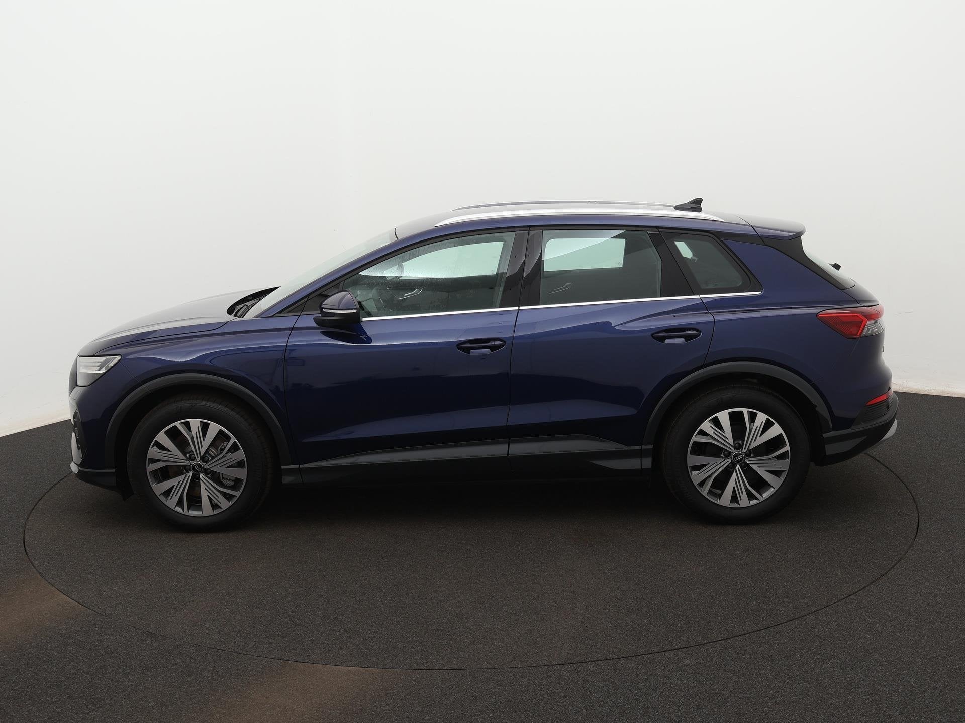 Audi Q4 e-tron 40 Advanced edition 82 kWh 204 PK | Navigatie, Auto's, 12 maanden, Gebruikt, Zwart, Blauw