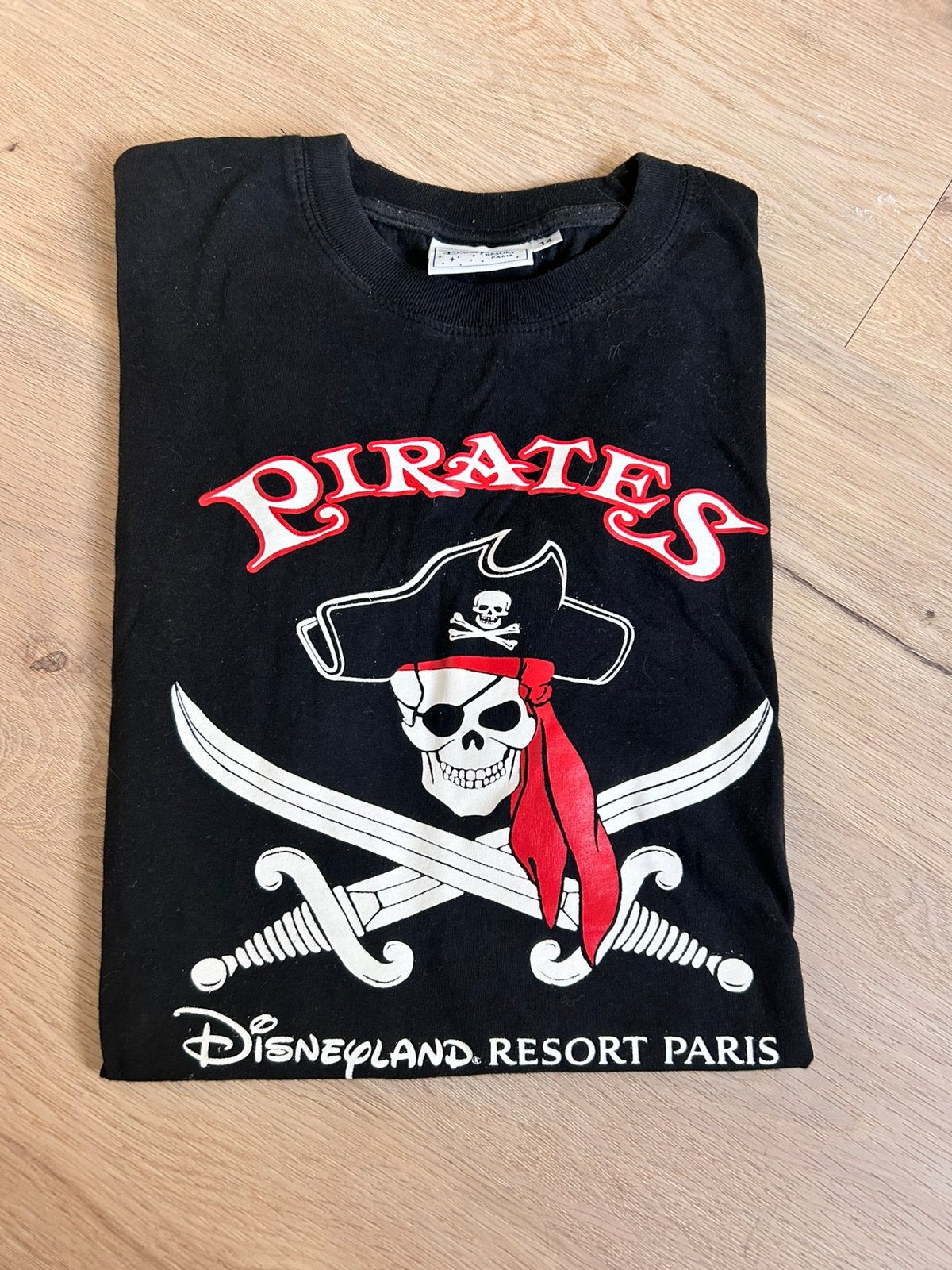 Disneyland Paris Pirates T-shirt maat 14, Ophalen of Verzenden, Zo goed als nieuw, Jongen of Meisje, Shirt of Longsleeve