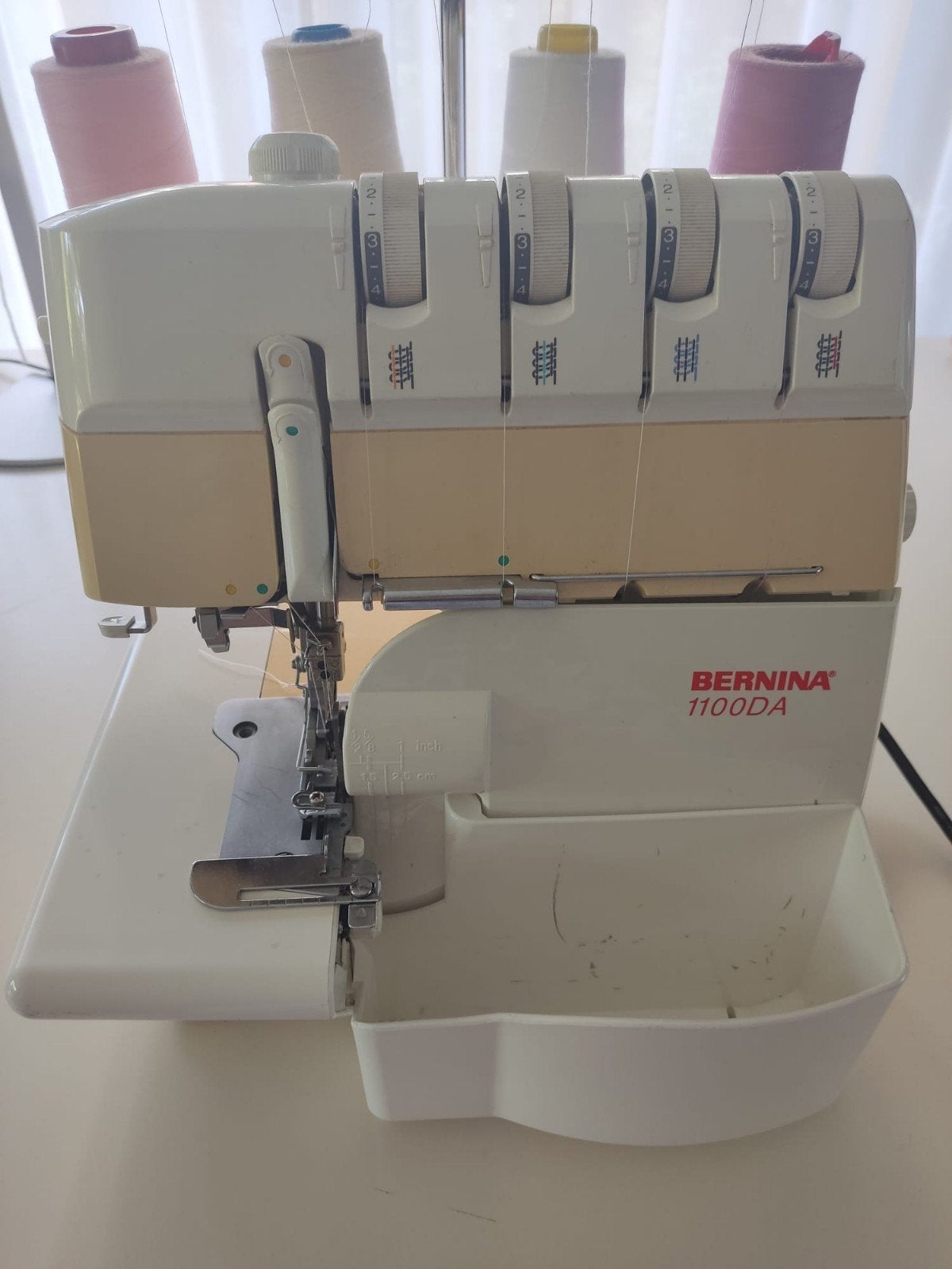 Bernina 1100DA Lockmachine, Hobby en Vrije tijd, Naaimachines en Toebehoren, Ophalen of Verzenden, Lockmachine, Bernina