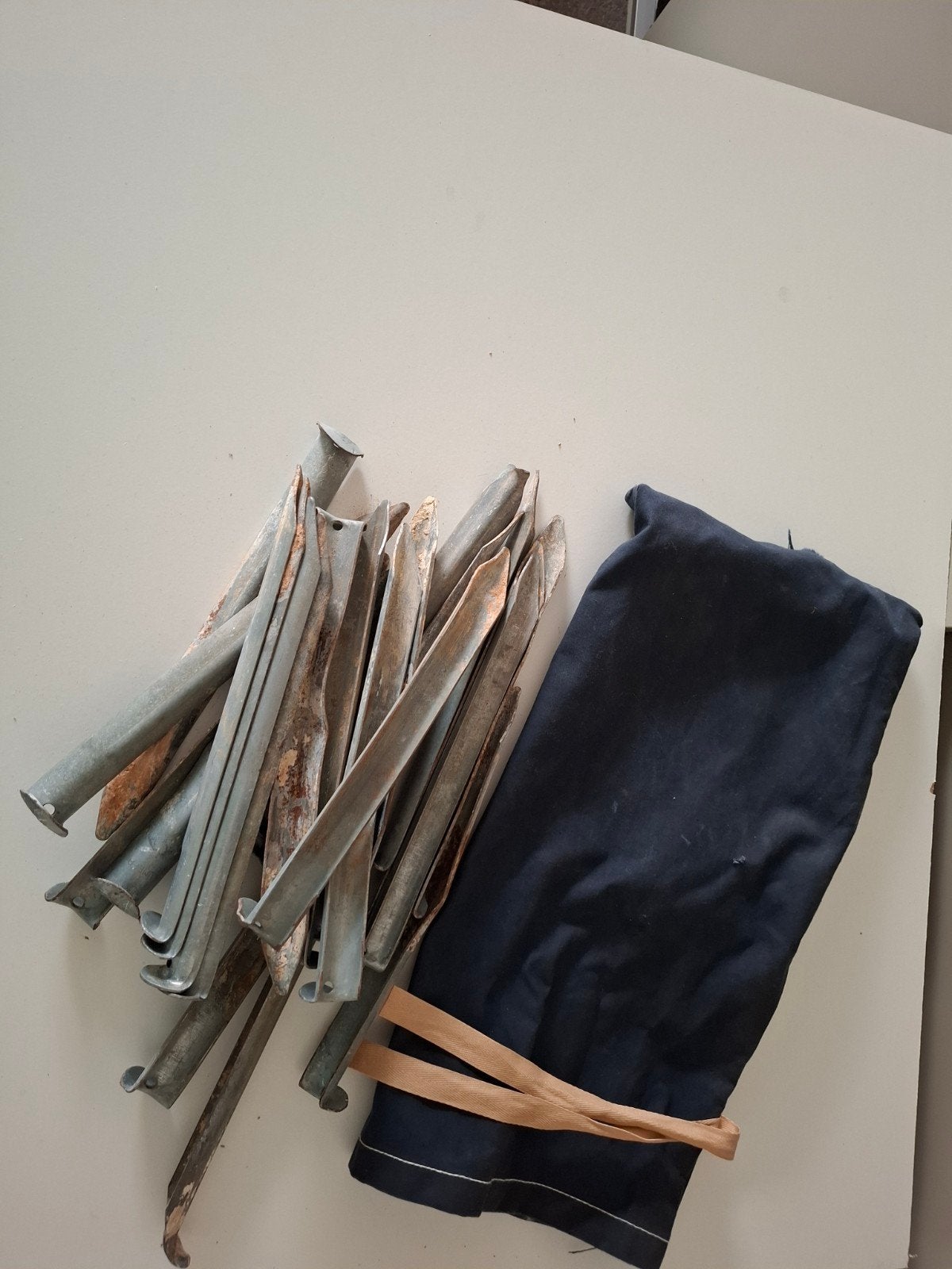 Diverse tent-haringen in donkerblauwe katoenen opbergzak, Caravans en Kamperen, Ophalen, Gebruikt